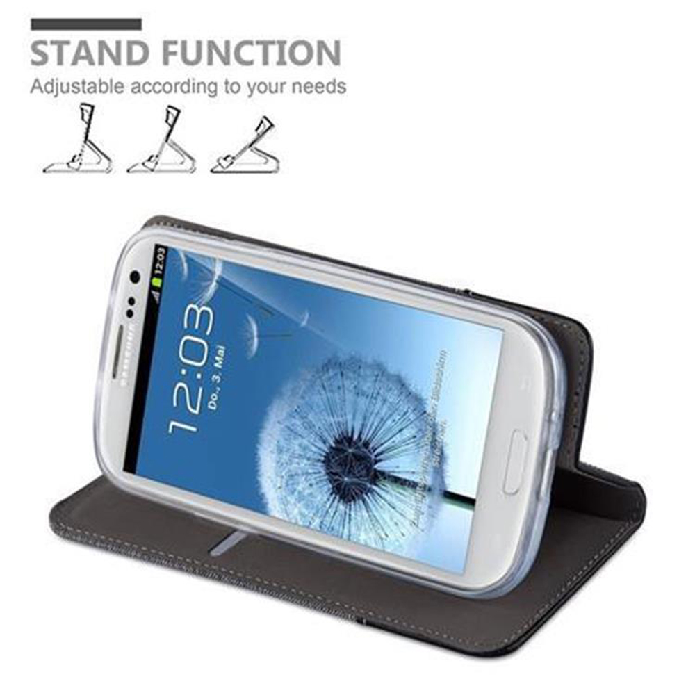 Telefono in custodia, aperto, angolato. Telefono bianco con display ora. Custodia marrone, sfondo bianco.