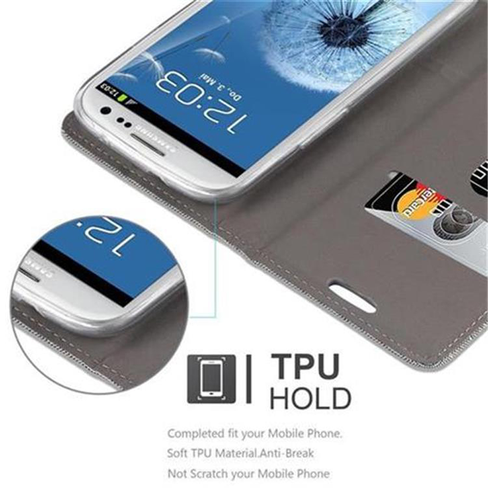 Telefono nella custodia, aperto, che mostra ora e data. Carte di credito visibili.