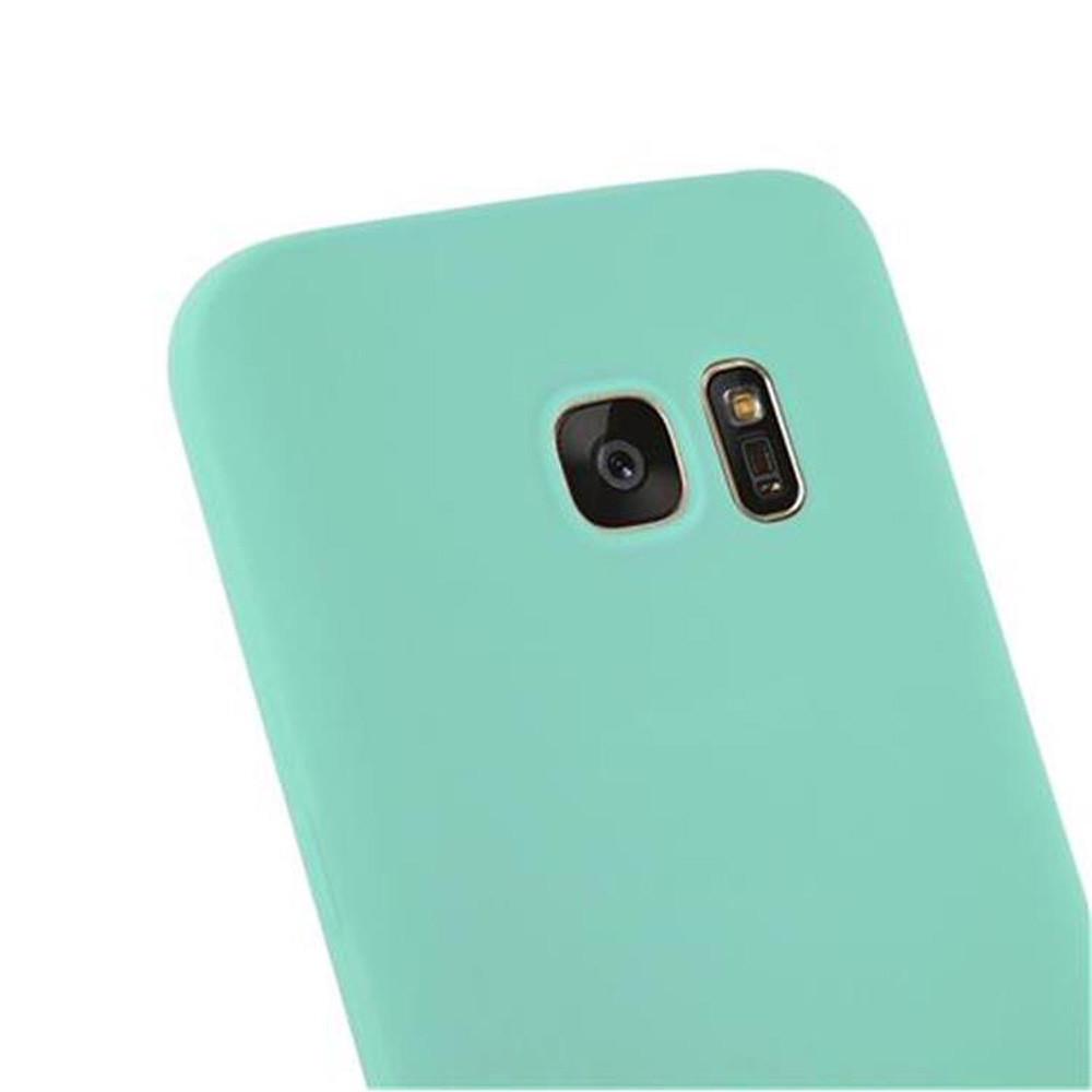 Primo piano di una custodia per telefono azzurra. Mostra le aperture della fotocamera e del flash.