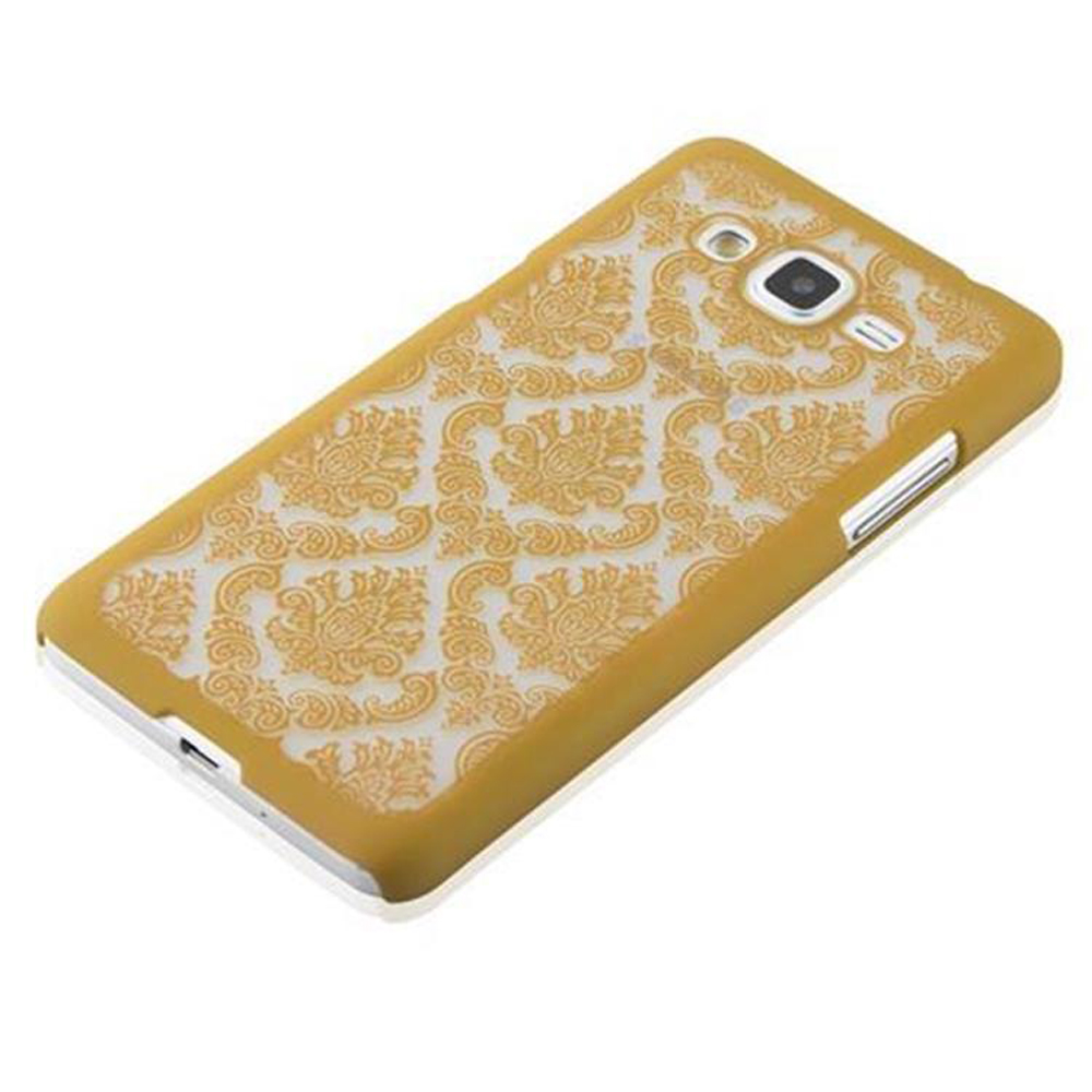 Custodia per telefono dorata con motivo floreale sul retro. La custodia del telefono è su una superficie bianca.