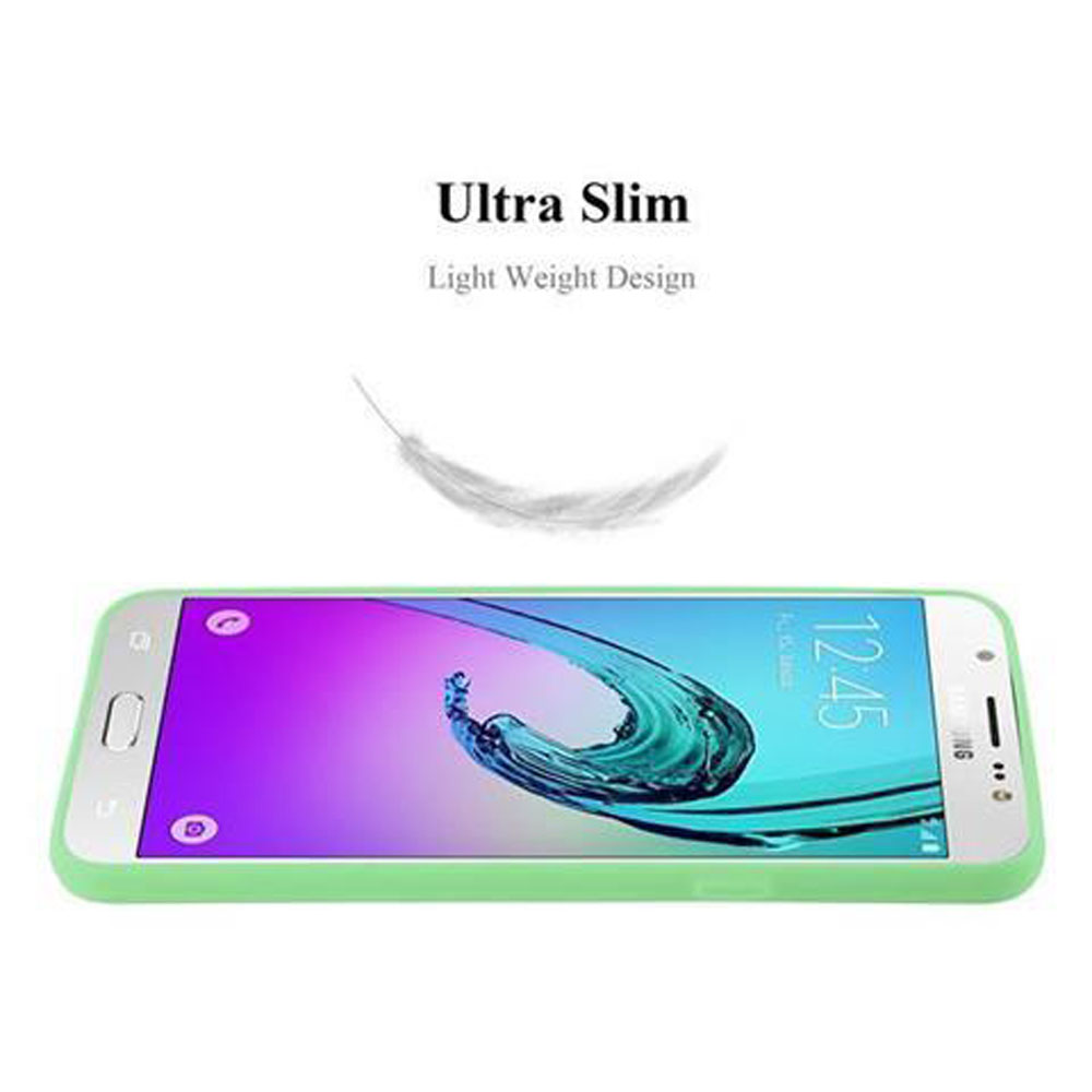 Un teléfono con una funda verde, la pantalla muestra un diseño morado y blanco, una pluma encima.