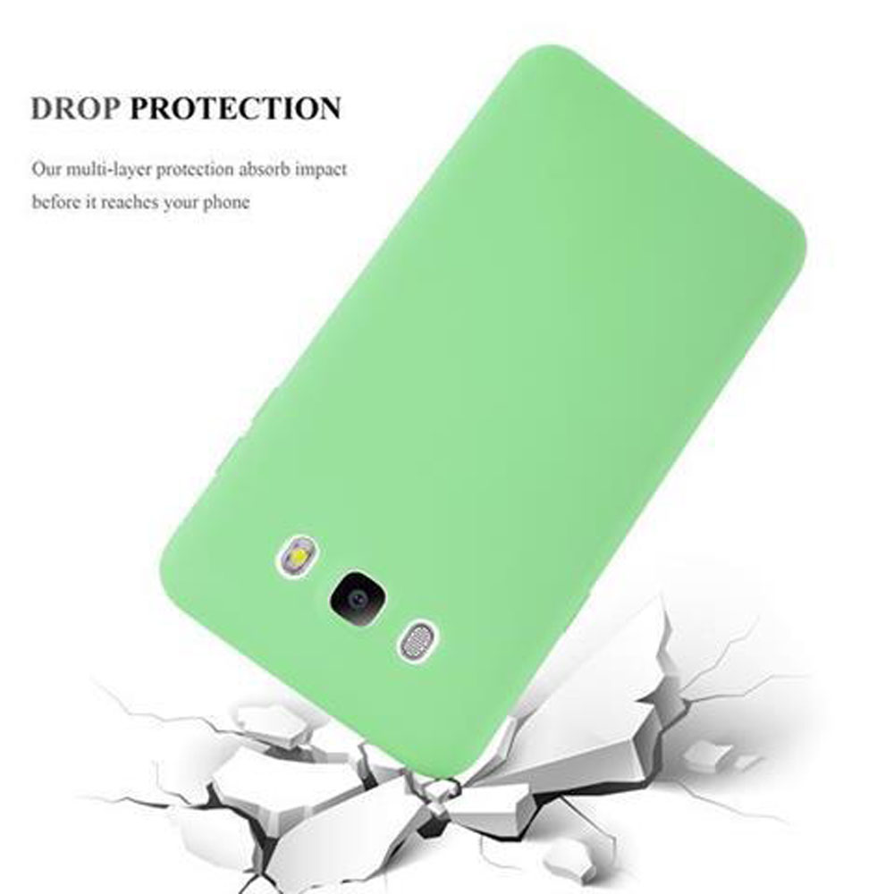 Funda verde para teléfono en ángulo y suelo agrietado. Texto de protección contra caídas en la parte superior.