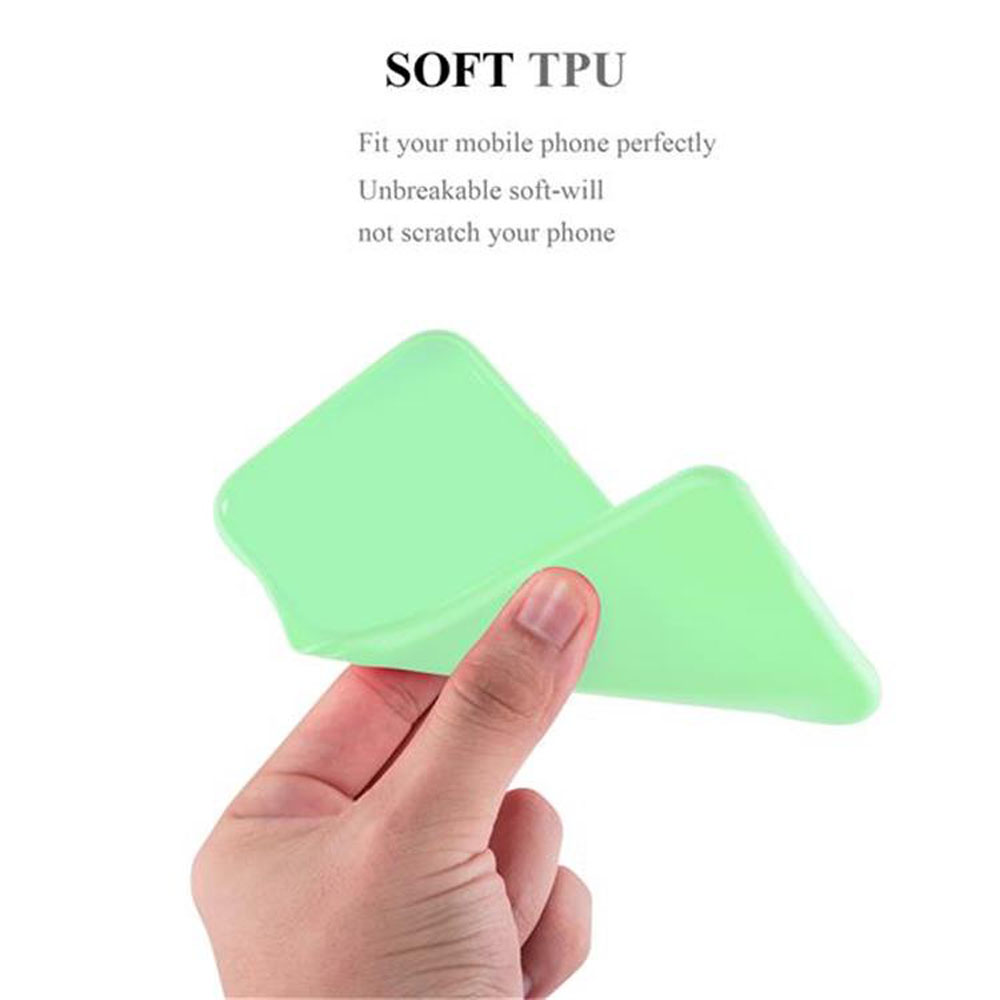 Mano sosteniendo una funda verde para teléfono.