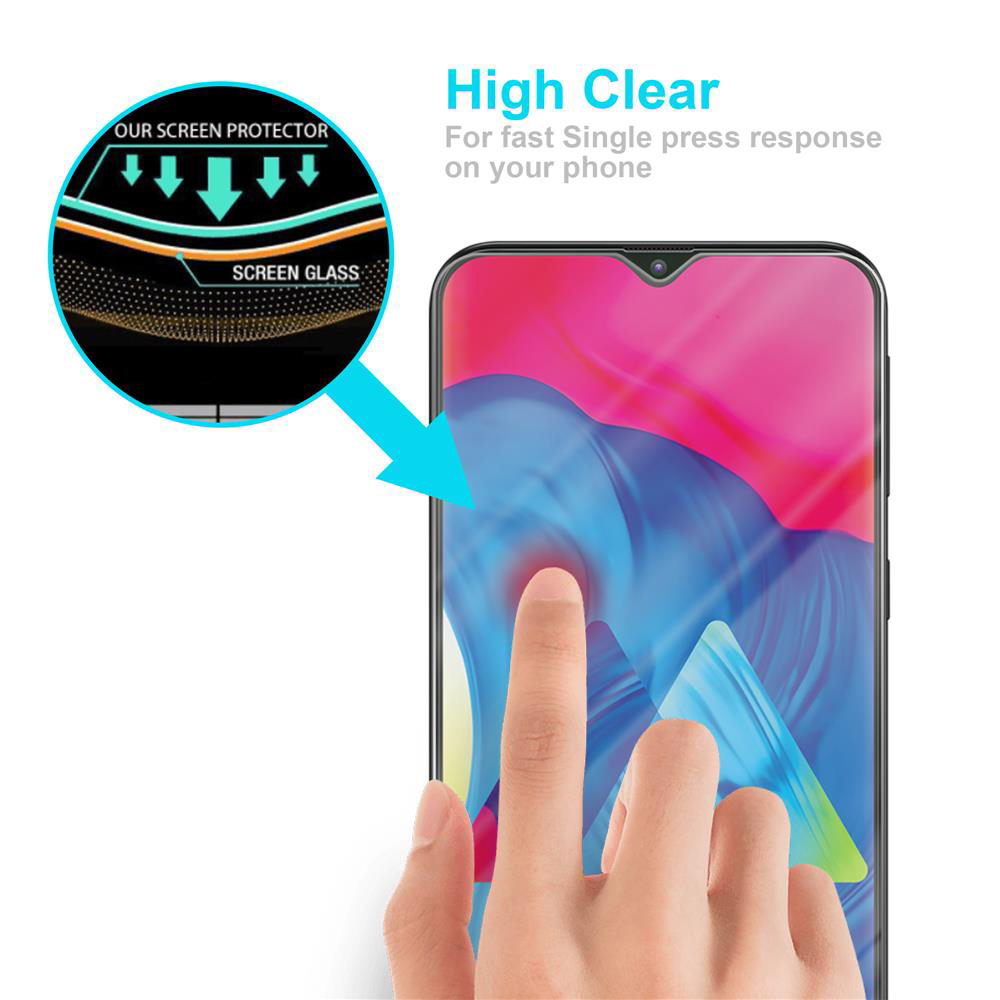 Una mano tocca lo schermo del telefono. Sovrapposizione mostra la nostra protezione schermo e il vetro. Testo: 'High Clear'.
