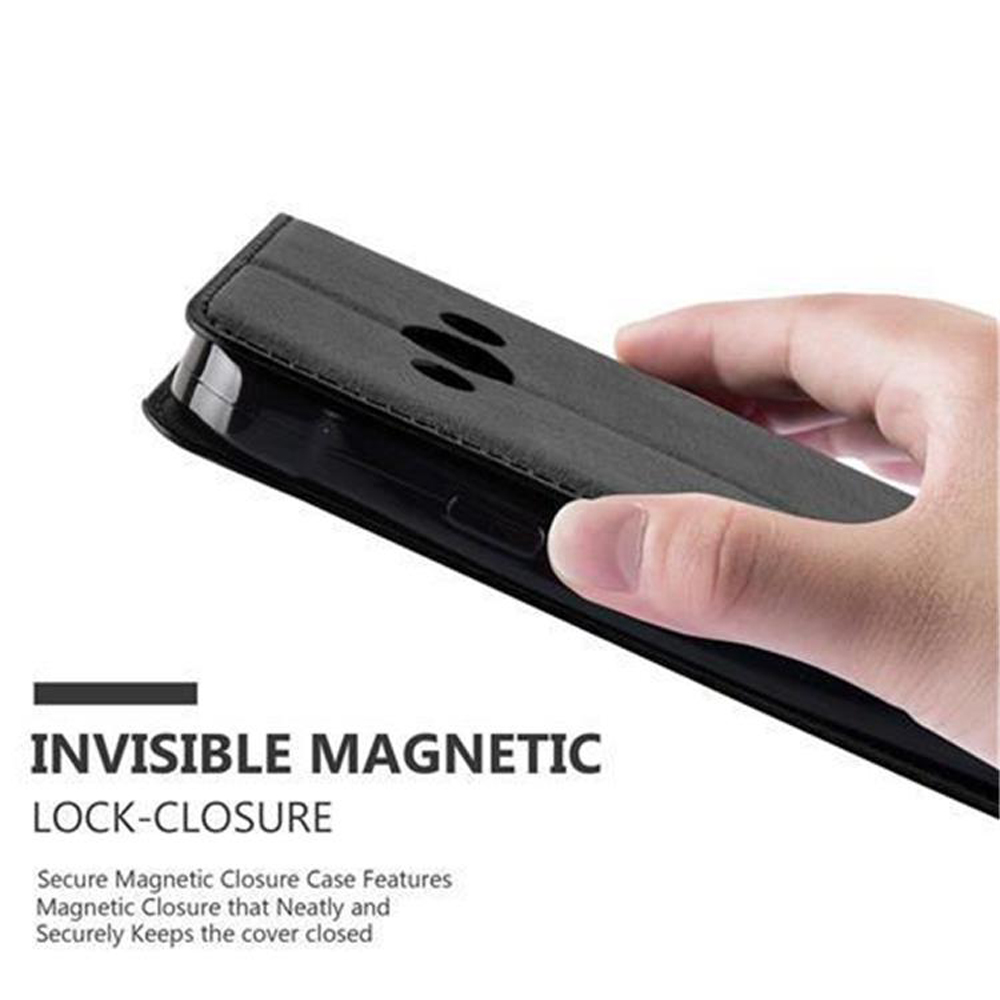 Una mano apre una custodia nera con chiusura magnetica, evidenziando il telefono.