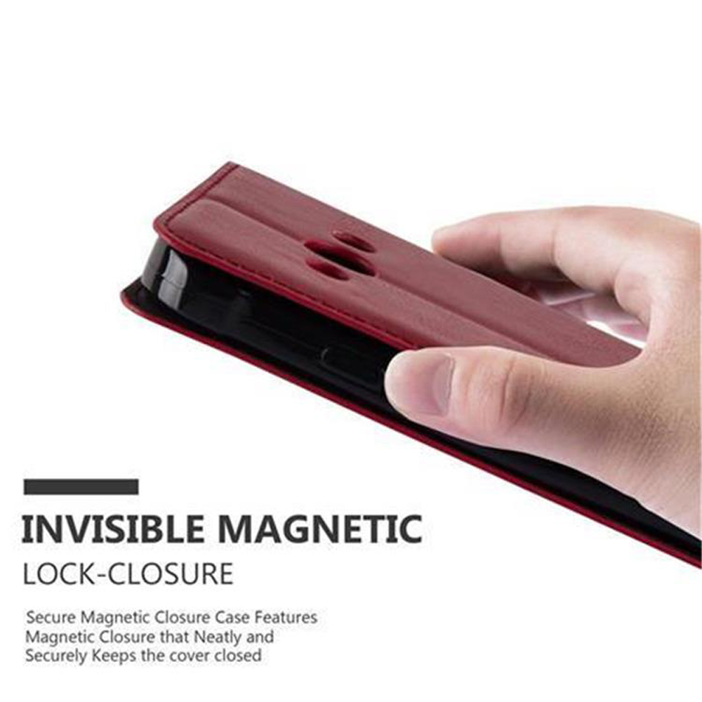 Una mano apre una custodia rossa con chiusura magnetica, mostrando la funzione di blocco.