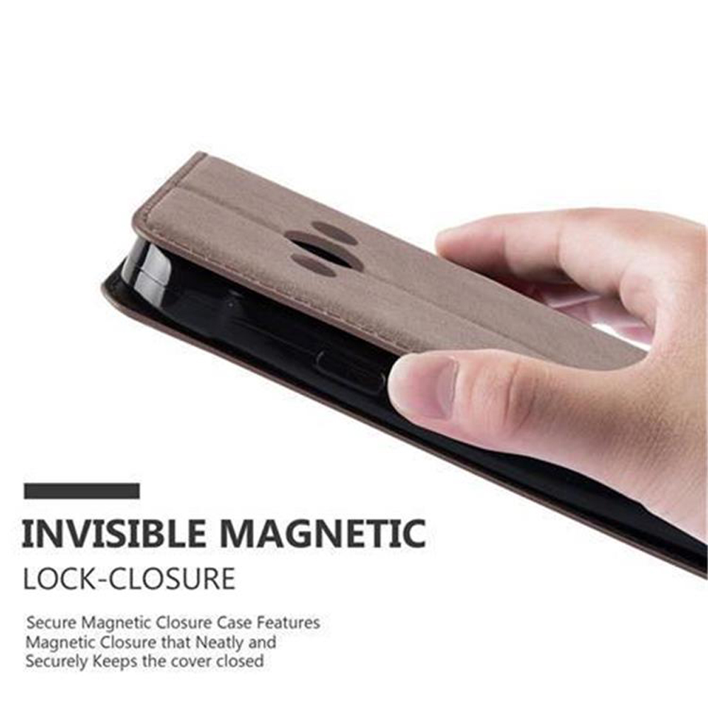 Una mano che tiene una custodia per telefono. Testo: Chiusura magnetica invisibile. La custodia è marrone e nera.