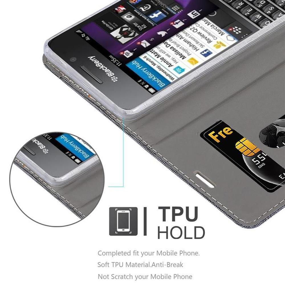 Telefono BlackBerry in custodia grigia. Schermo mostra icone app. La custodia ha uno slot.