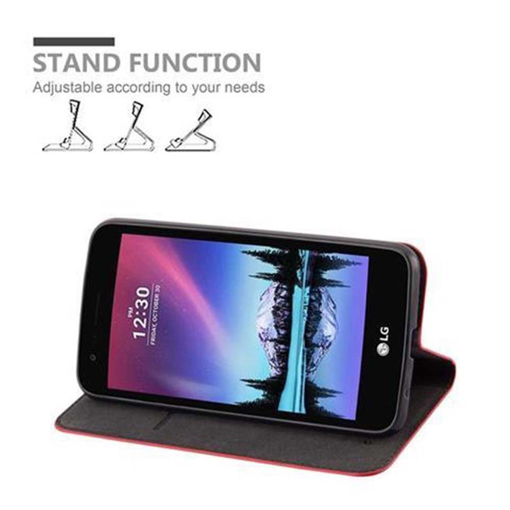 Un teléfono en una funda, abierto en modo soporte, mostrando la hora. El fondo es blanco.