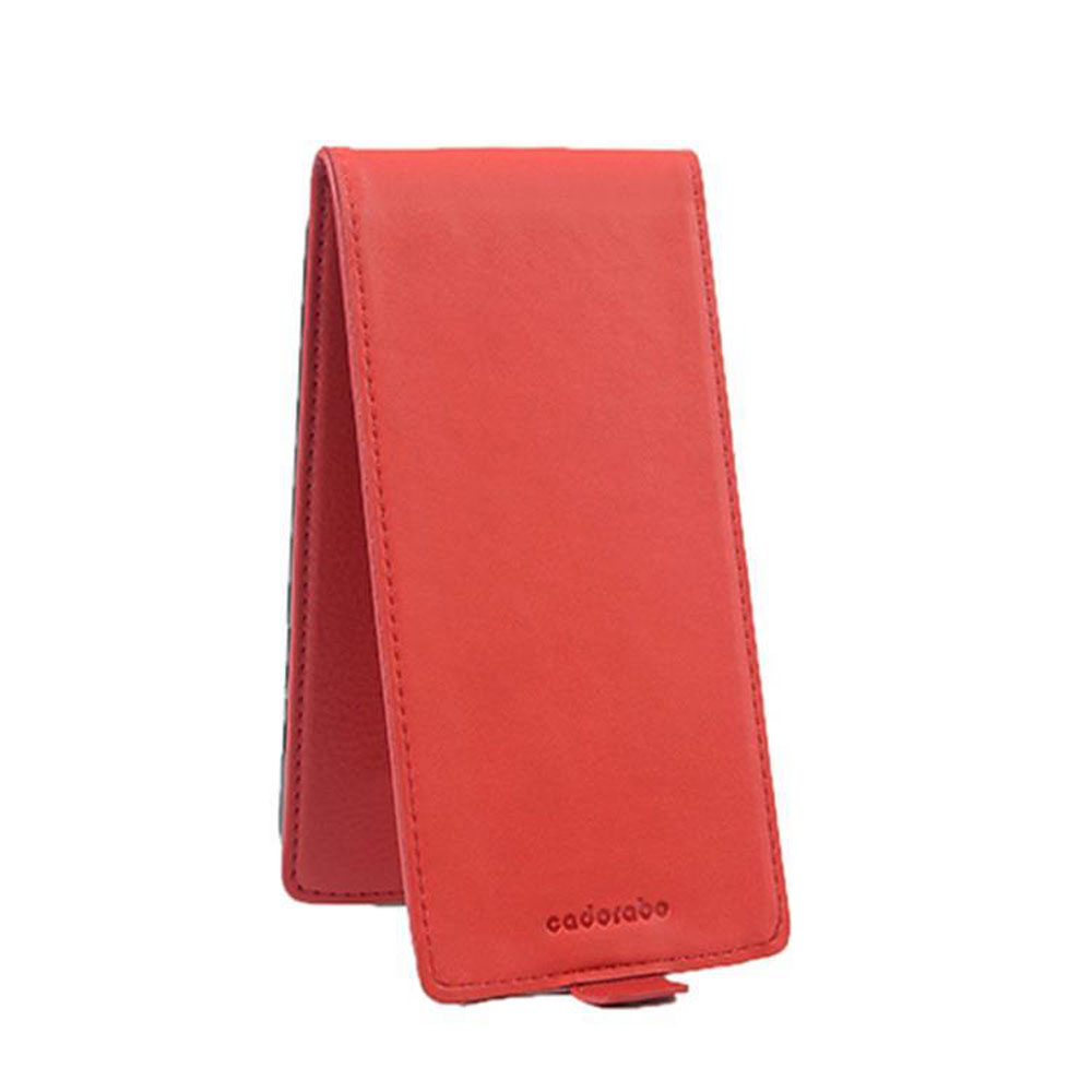 Custodia per telefono in pelle rossa, aperta. Il marchio è 'cadorabo'.