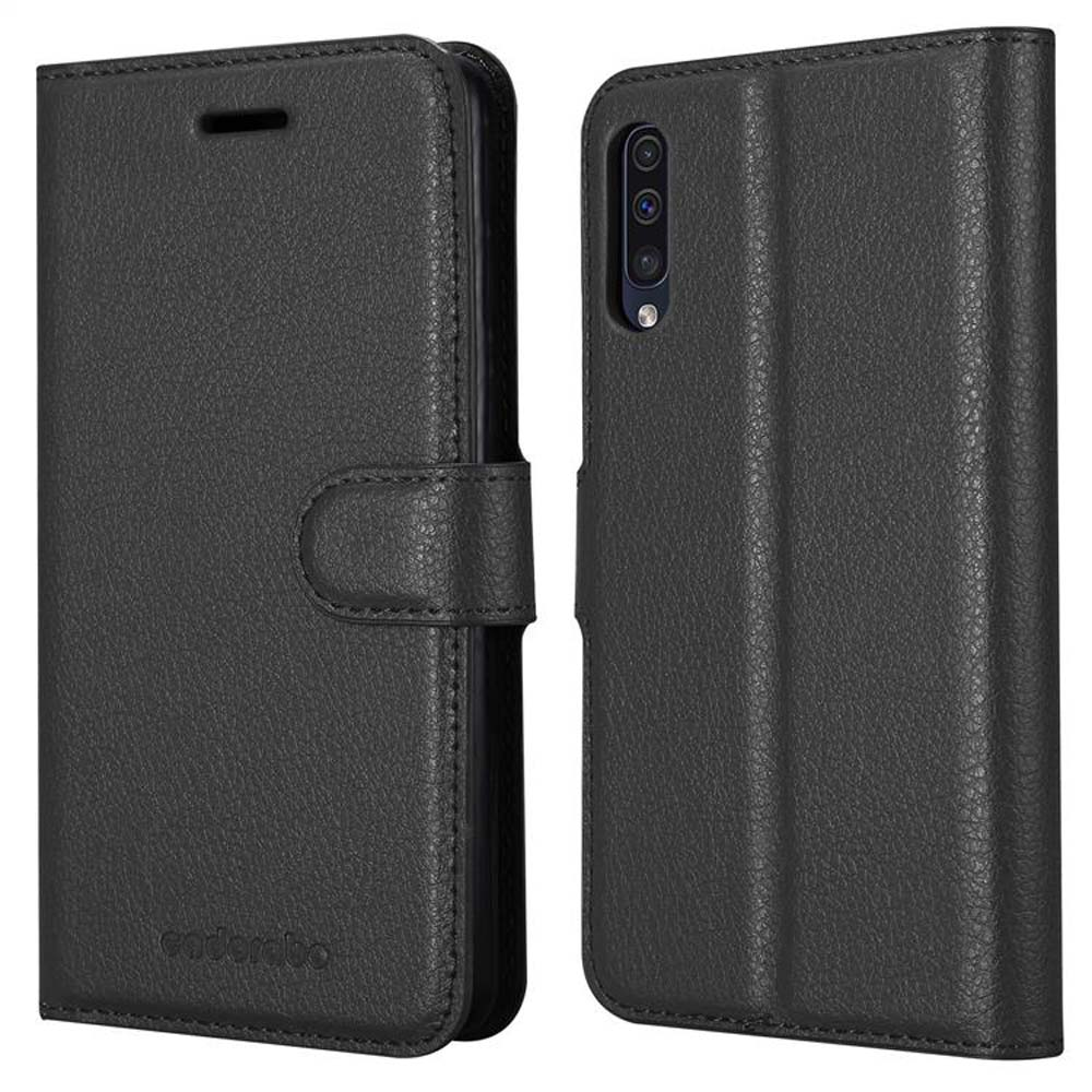 Custodia per telefono in pelle nera, chiusa e aperta. Dispone di chiusura e ritaglio per la fotocamera del telefono.