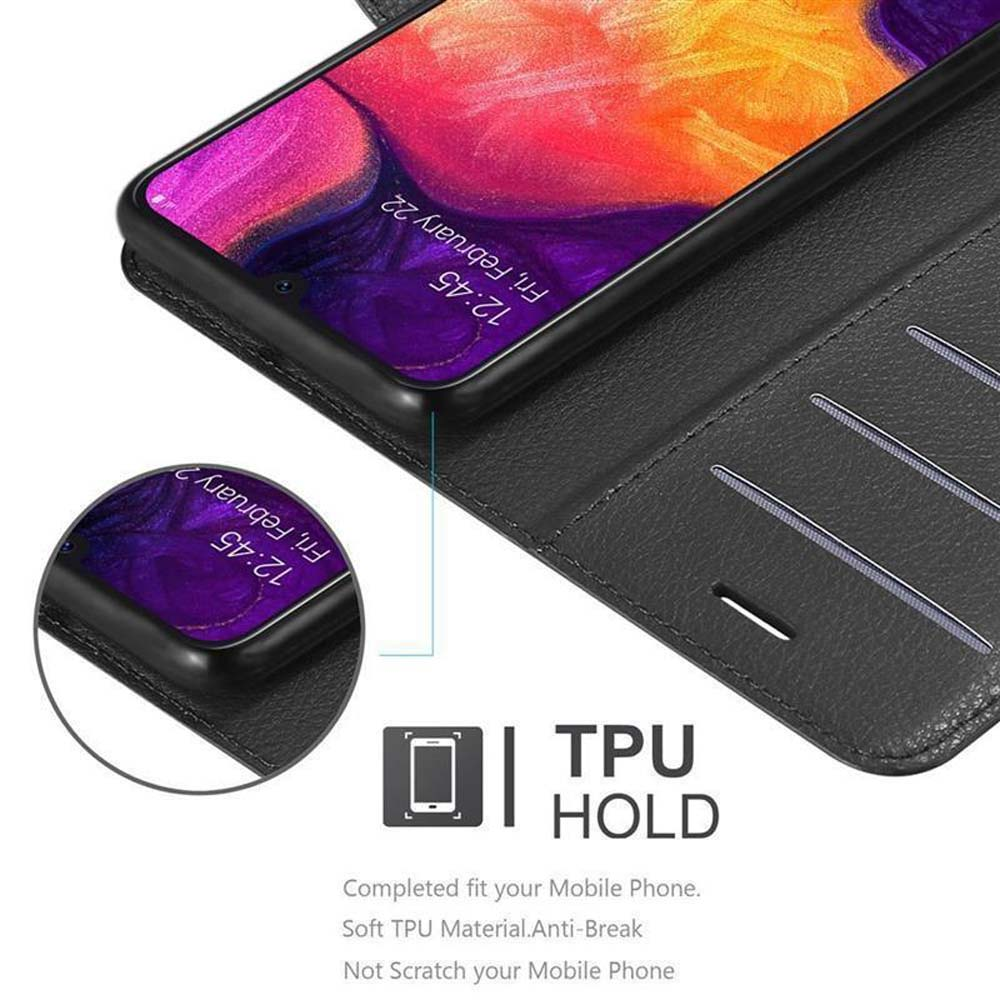 Telefono in una custodia. Testo: "TPU HOLD". Il telefono è all'interno di una custodia nera con fessure per carte.