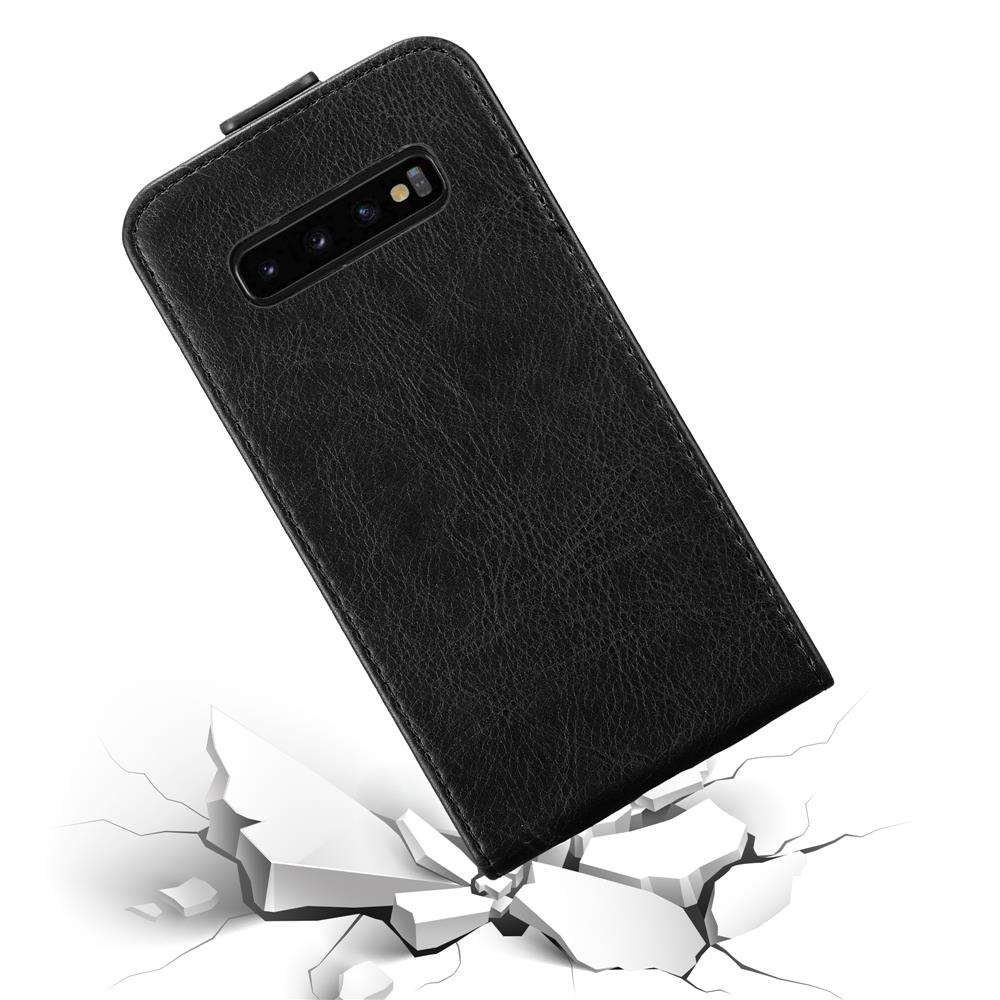 Custodia in pelle nera con telefono dentro, che cade, rompe il terreno. Protezione contro le cadute.