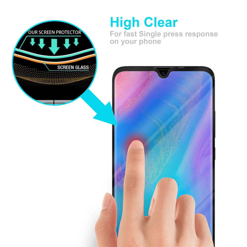 Schermo dello smartphone con una protezione. Un dito tocca lo schermo. La protezione è molto chiara.