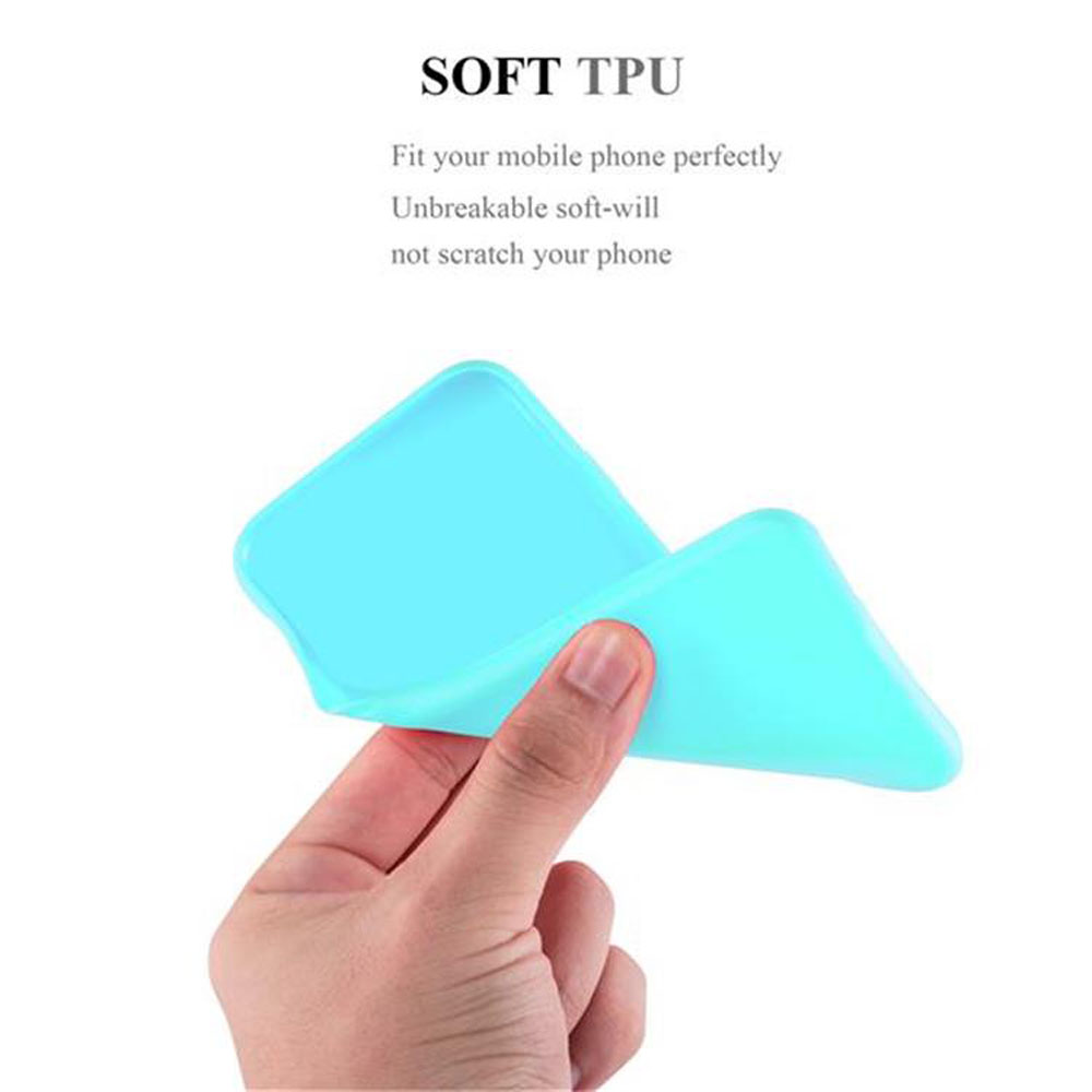 Una mano sosteniendo una funda azul para teléfono. Texto: TPU suave. Se adapta perfectamente al teléfono móvil.