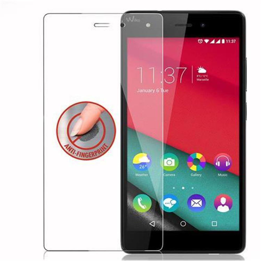 Telefono nero con protezione schermo, dito sullo schermo. Sfondo rosso, sfondo bianco.