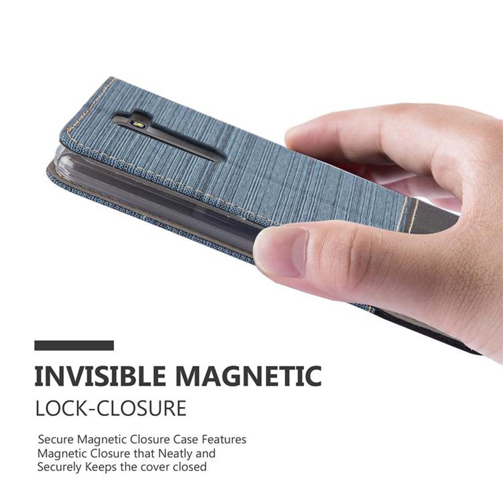 Hand hält eine Handyhülle. Die Hülle ist blau. Eigenschaften: unsichtbarer Magnetverschluss.