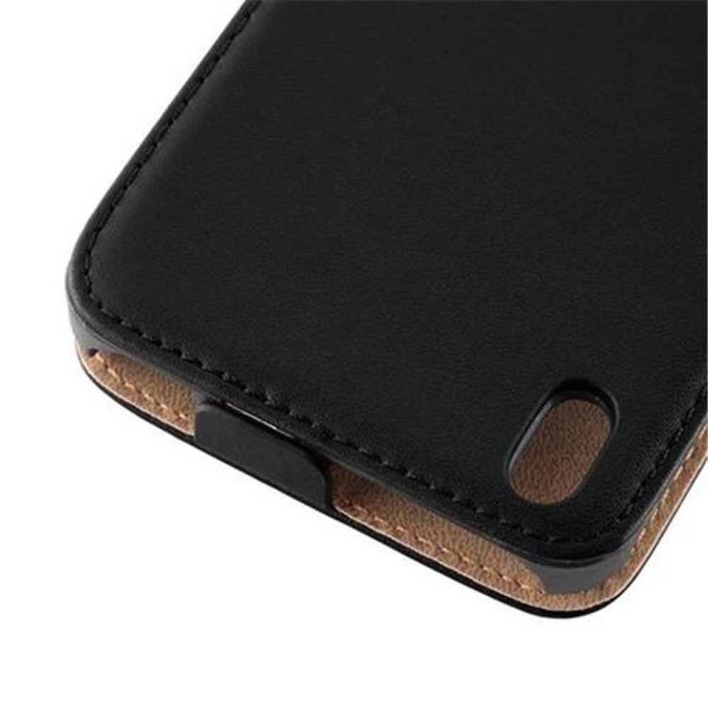 Primer plano de una funda negra para teléfono. La funda tiene un borde cosido y una abertura.