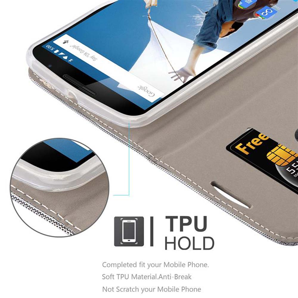 Funda de teléfono con teléfono y tarjeta de crédito. La funda es gris, la pantalla del teléfono está encendida.
