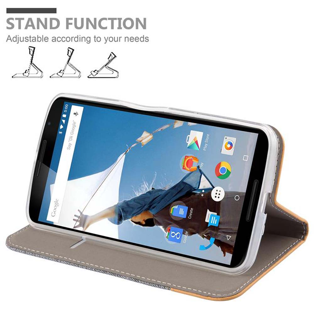 Teléfono en una funda, de pie. La funda es gris y el teléfono está en exhibición.