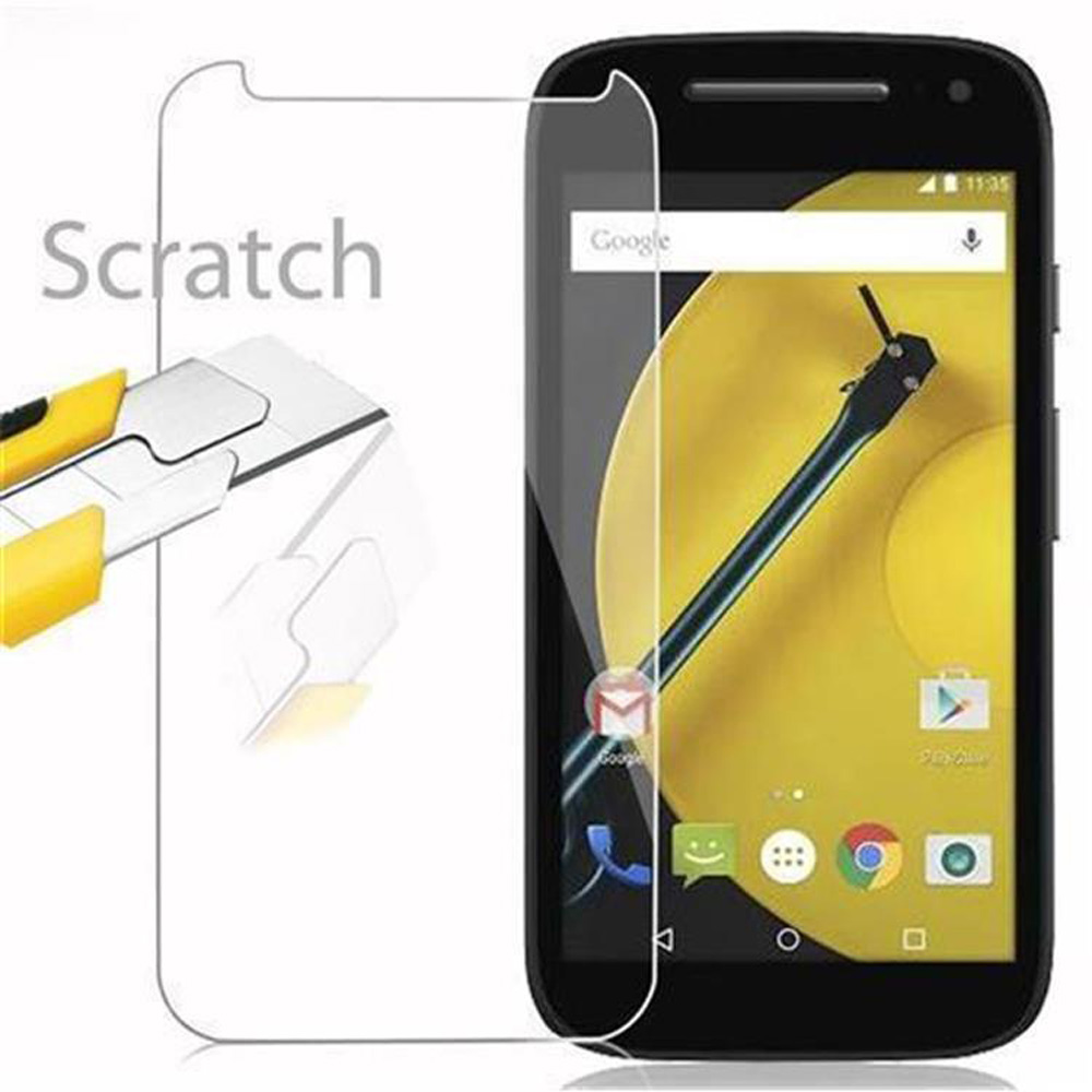 Telefono con protezione schermo. Schermo giallo e nero. Sfondo bianco. Coltello e taglierino sono visibili.