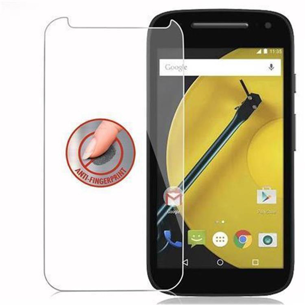 Un telefono con protezione schermo è su una superficie bianca. Lo schermo mostra la ricerca Google.