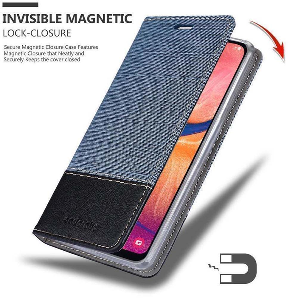 Custodia per telefono aperta, che mostra lo schermo del telefono, con esterno in denim blu e un magnete.