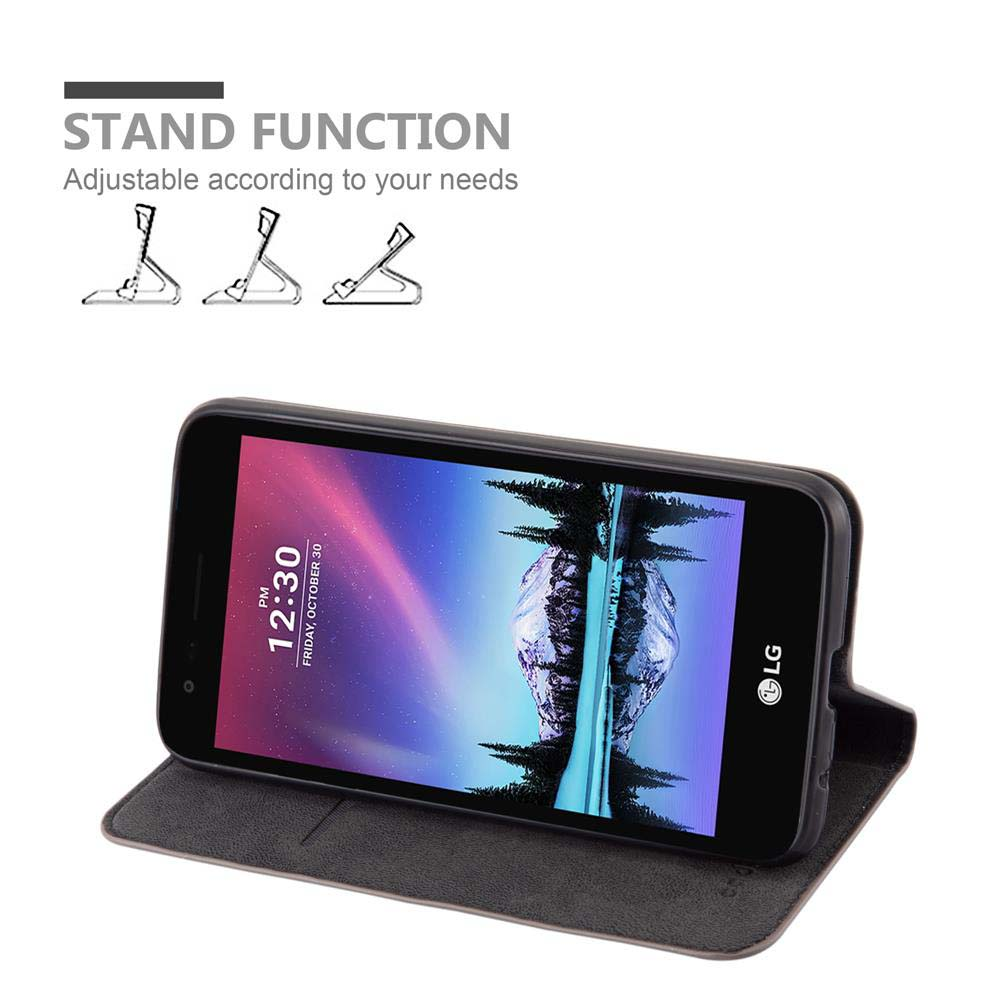 Un teléfono en una funda negra está abierto. El teléfono muestra la hora 12:30. Una imagen reflejada está en la pantalla.