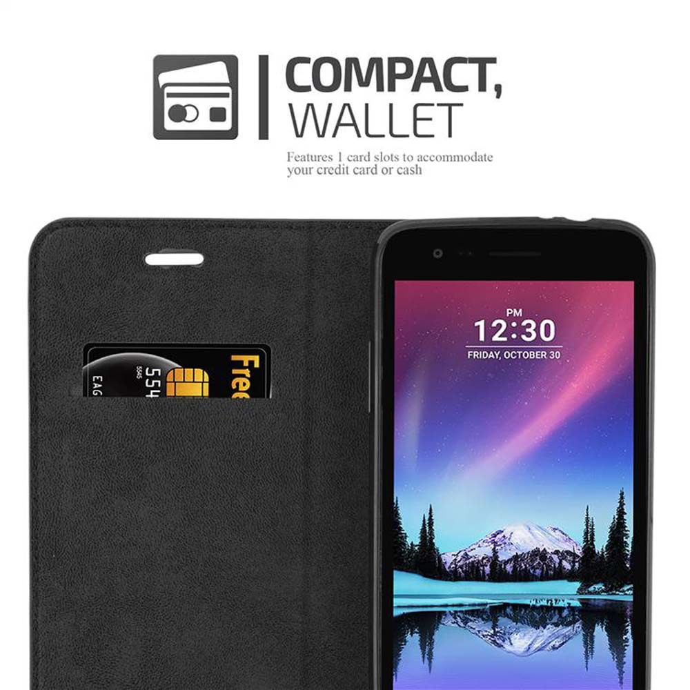 Teléfono en una funda de billetera compacta. La billetera tiene ranuras para tarjetas. El teléfono muestra la hora en la pantalla.