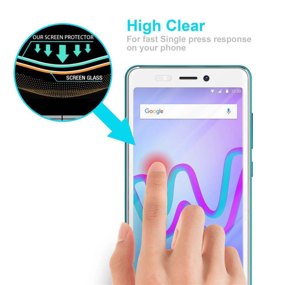 Una mano tocca lo schermo di un telefono con un dito. Lo schermo mostra la barra di ricerca di Google.