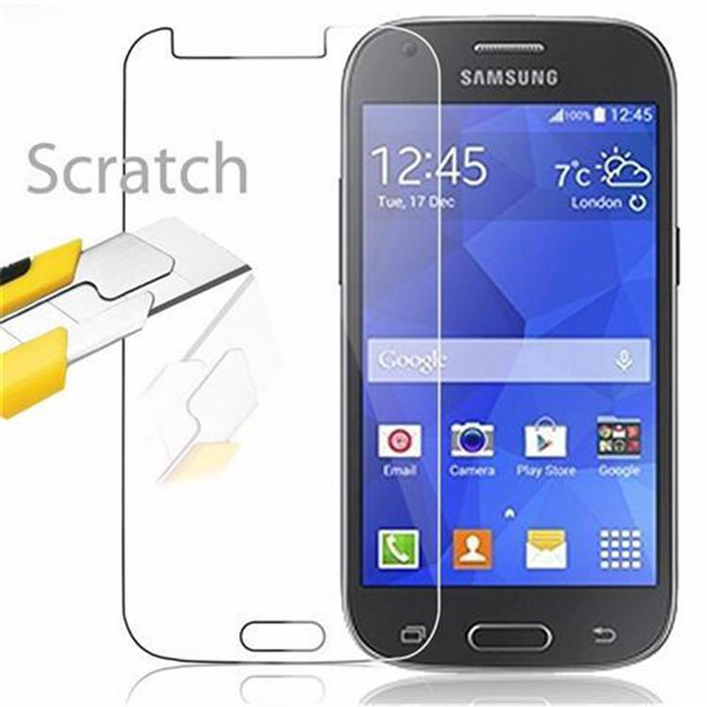 Smartphone con protezione schermo in fase di test. Un taglierino giallo graffia lo schermo.