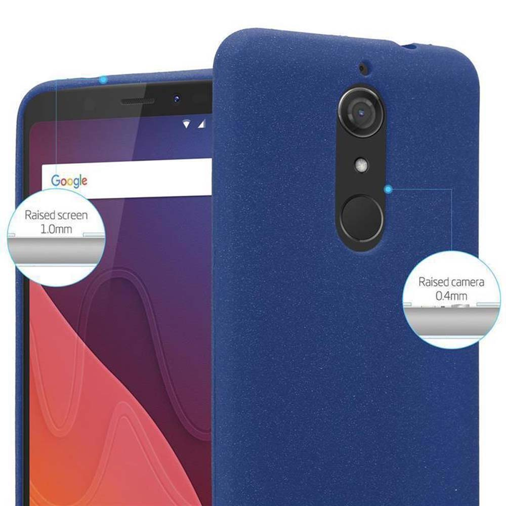 Un primo piano di un telefono con una custodia blu. Mostra la fotocamera e i bordi dello schermo.