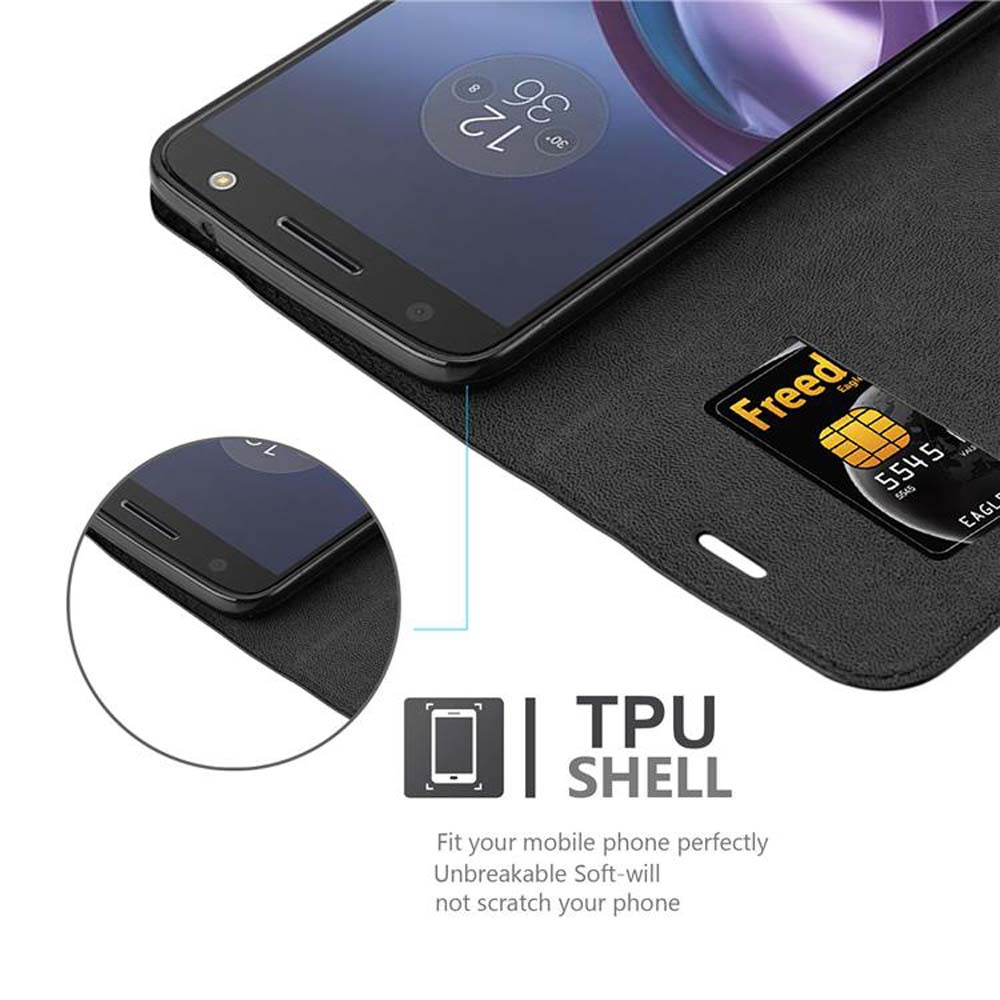 Un teléfono en una funda tipo cartera negra con una tarjeta que dice 'Free'.