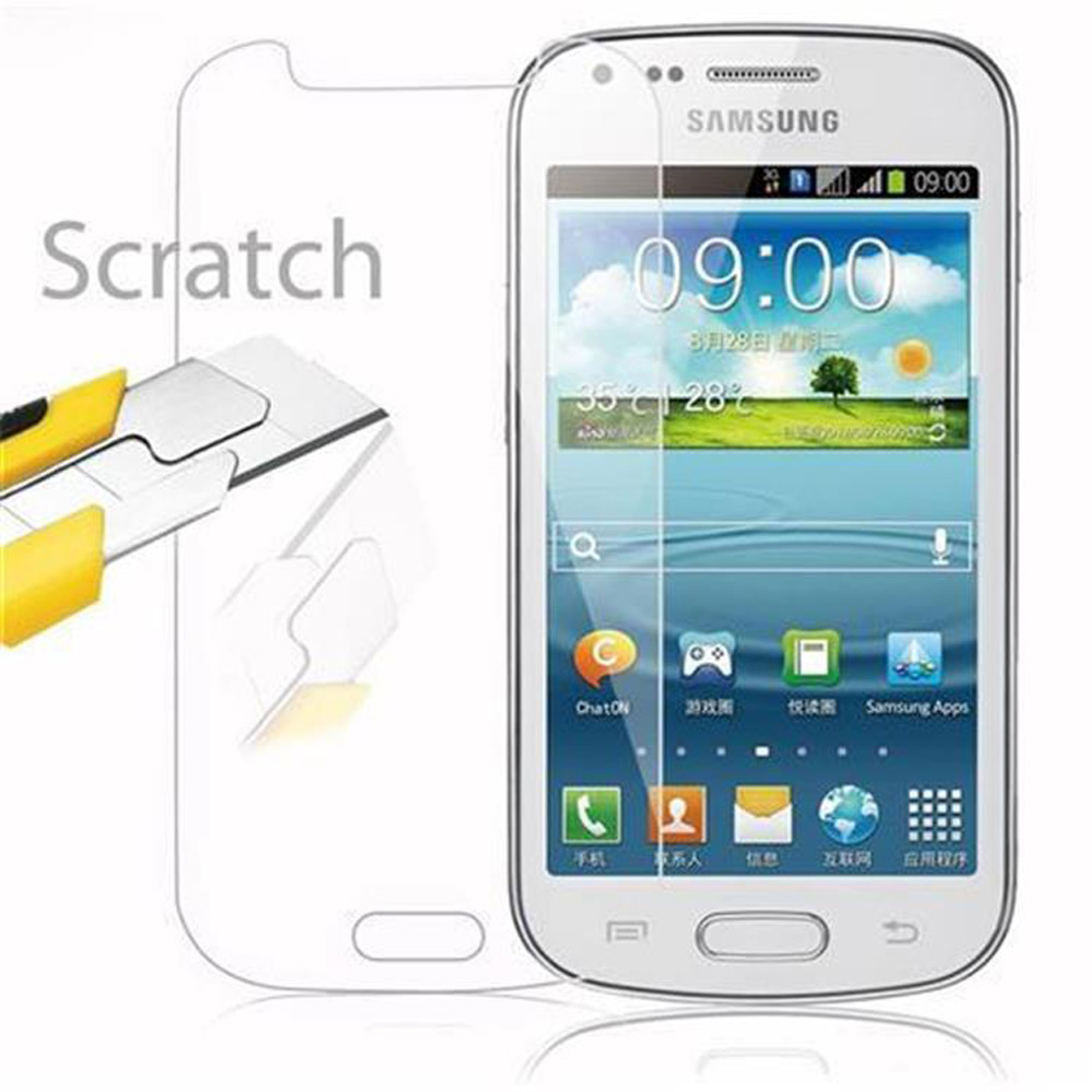 Uno smartphone bianco con protezione schermo e un taglierino accanto, che illustra un test antigraffio.