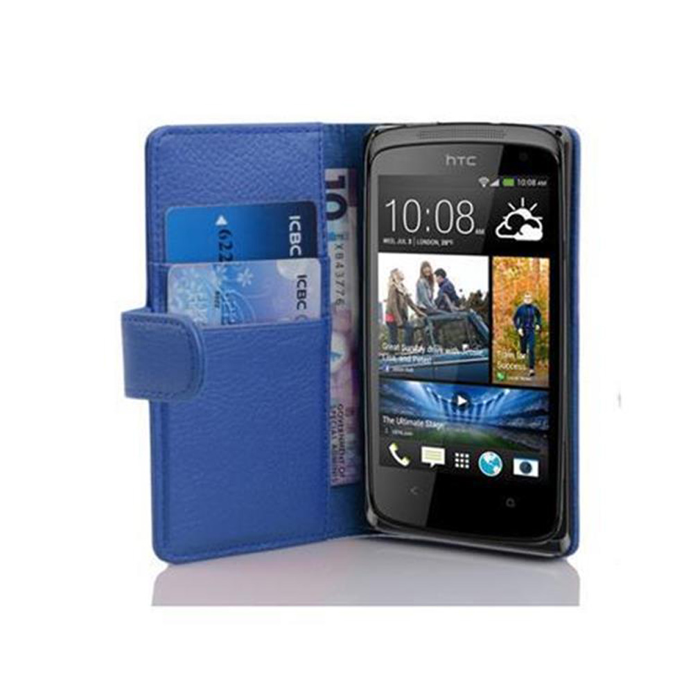 Blaue Handyhülle mit Kreditkarten und Telefon. Das Telefon zeigt den Startbildschirm.