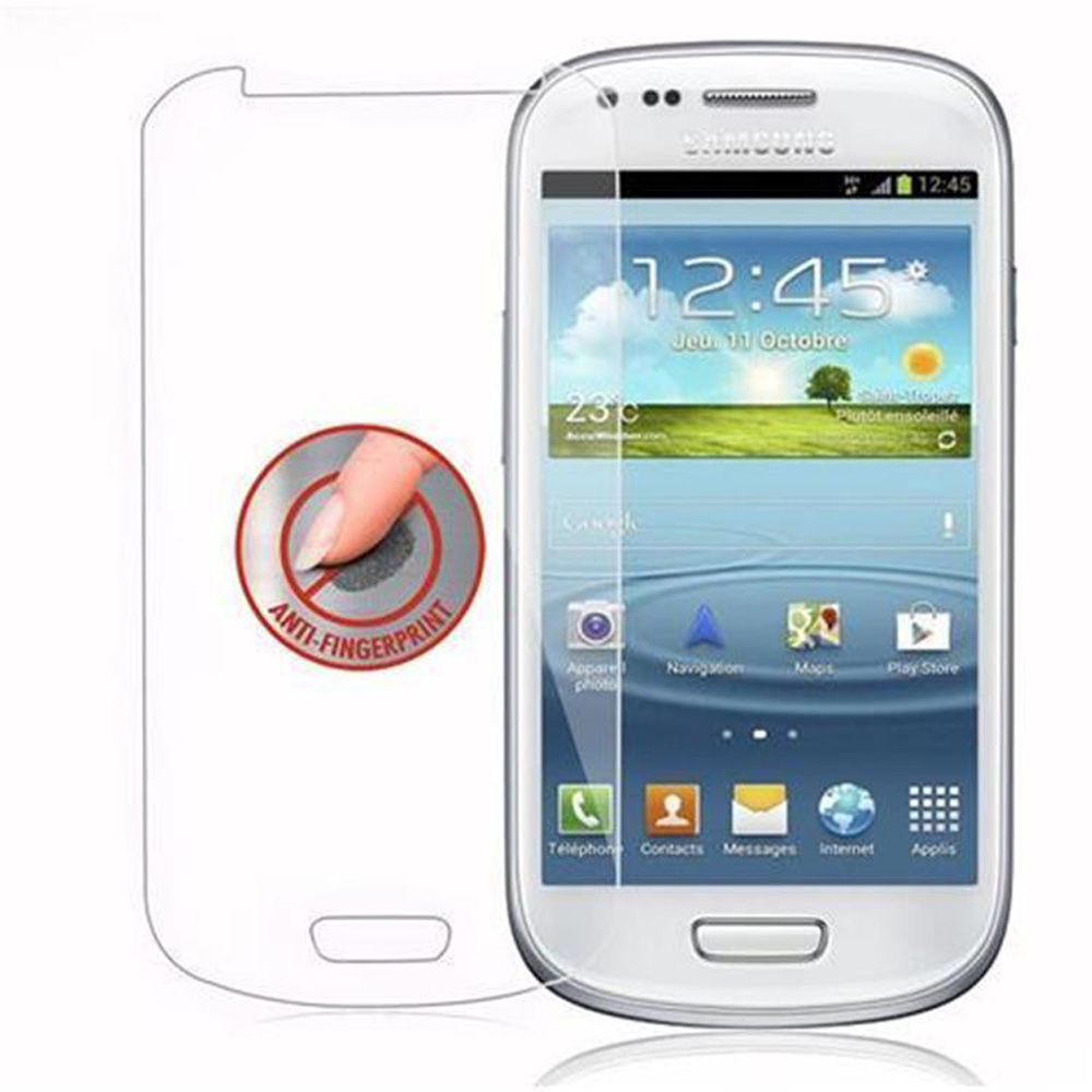 Uno smartphone con protezione schermo, che mostra una schermata iniziale, con un dito che tocca lo schermo.