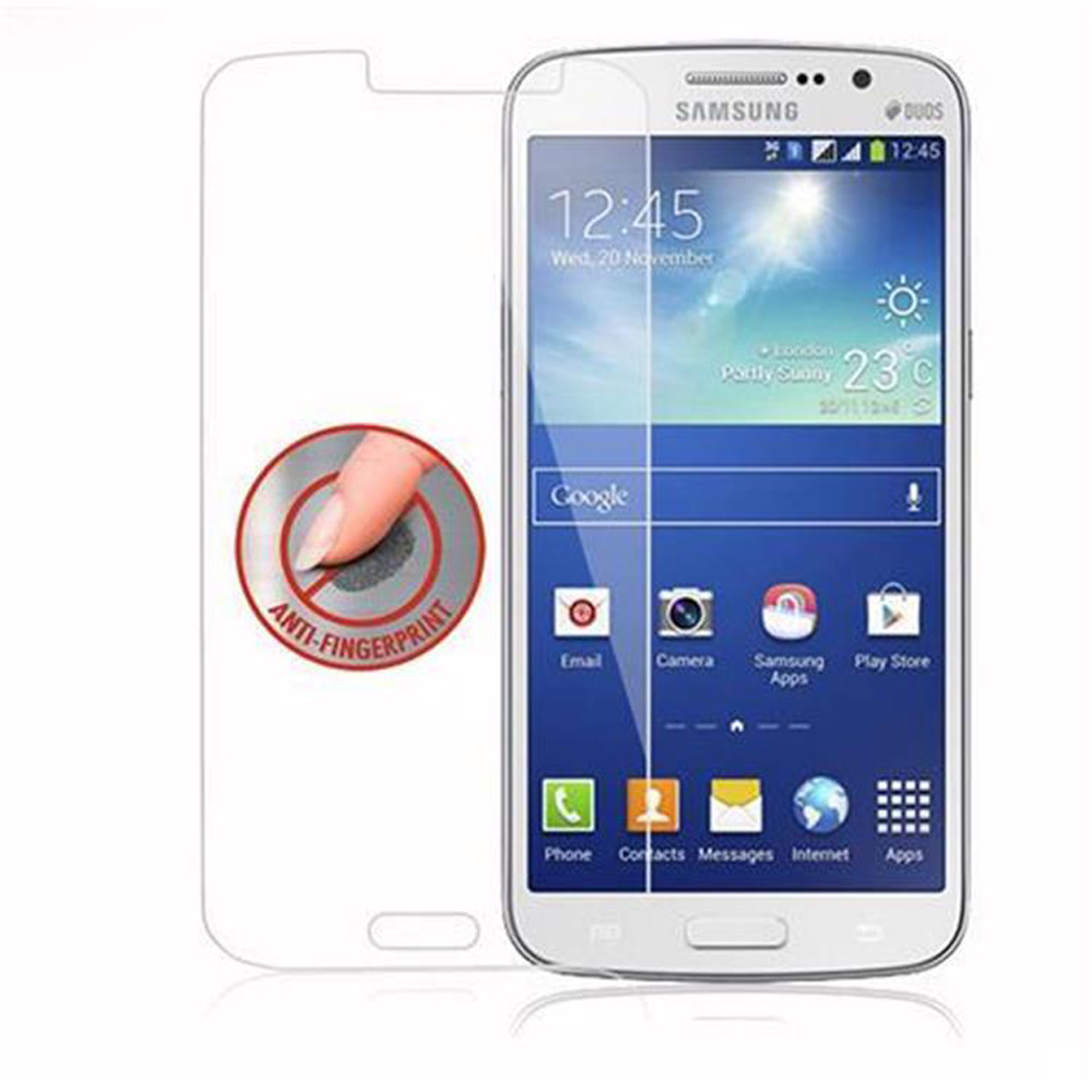 Un smartphone blanco con protector de pantalla. El teléfono muestra la hora y aplicaciones.