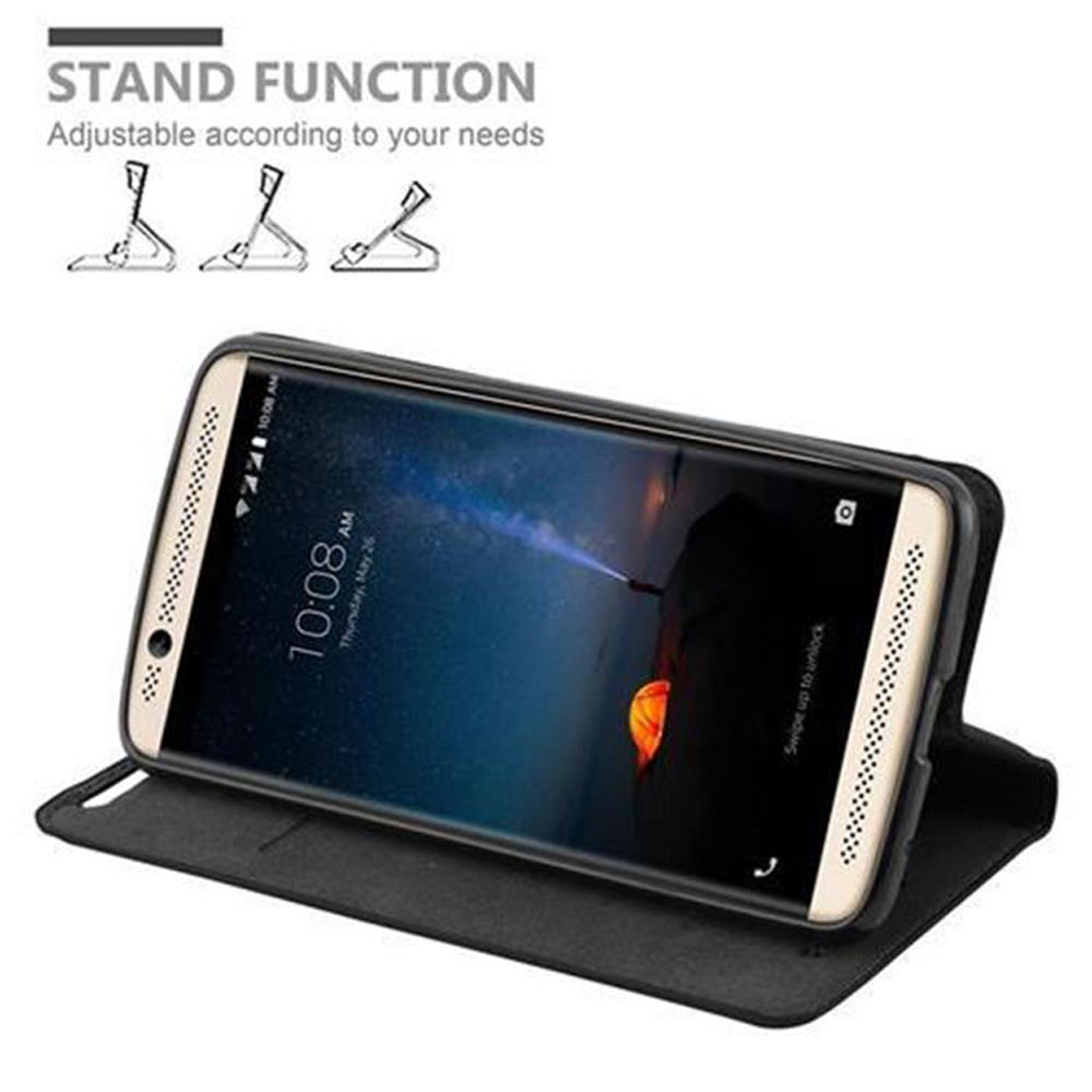 Telefono nero in una custodia, mostra lo schermo. Sfondo bianco, funzione stand.