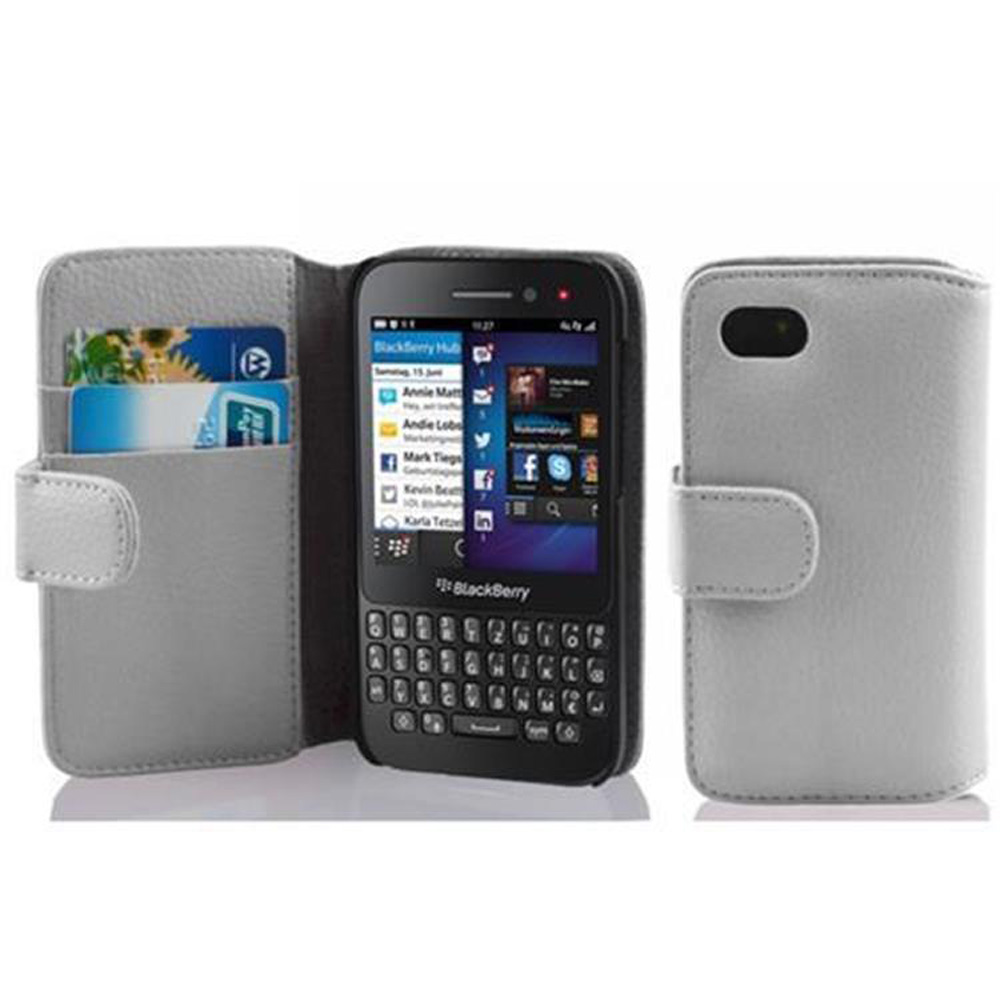 Graue Handyhülle mit Telefon. BlackBerry sichtbar. Karten in der Hülle.