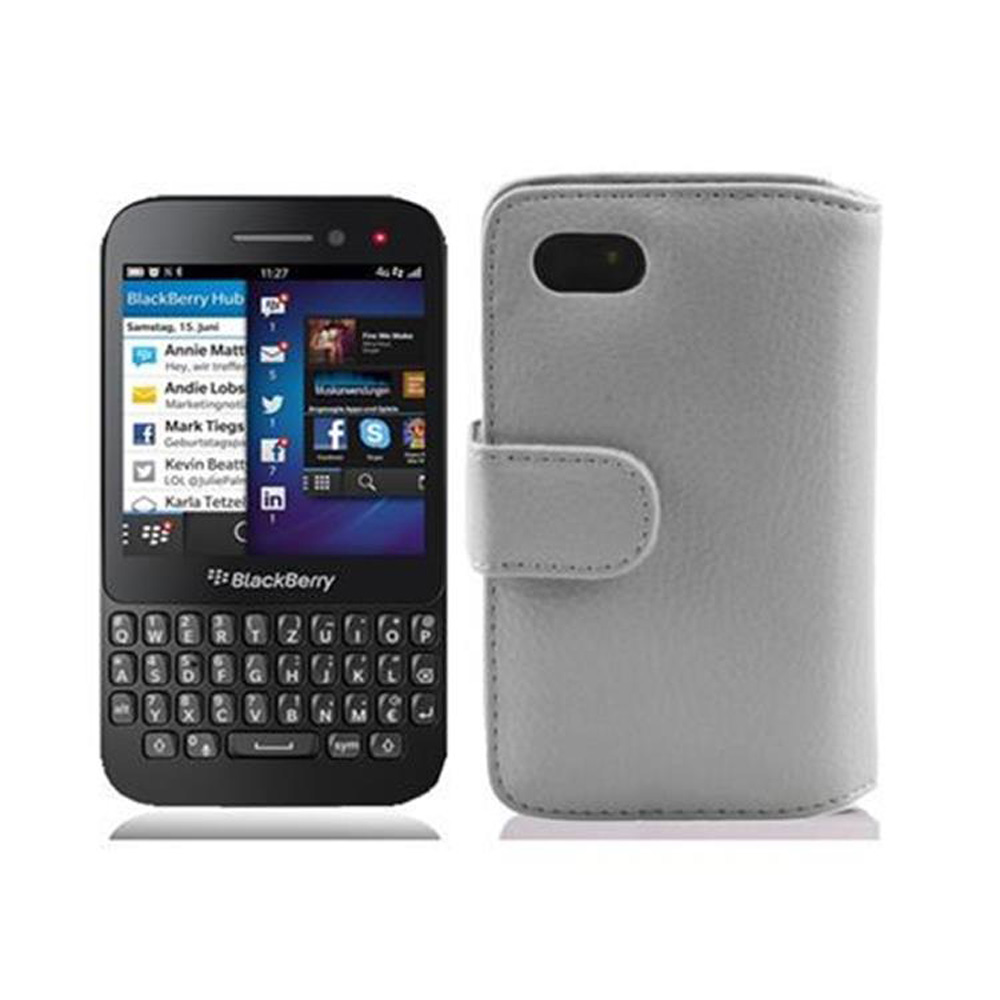 BlackBerry-Telefon mit Tastatur und grauem Etui. Der Bildschirm zeigt App-Symbole.
