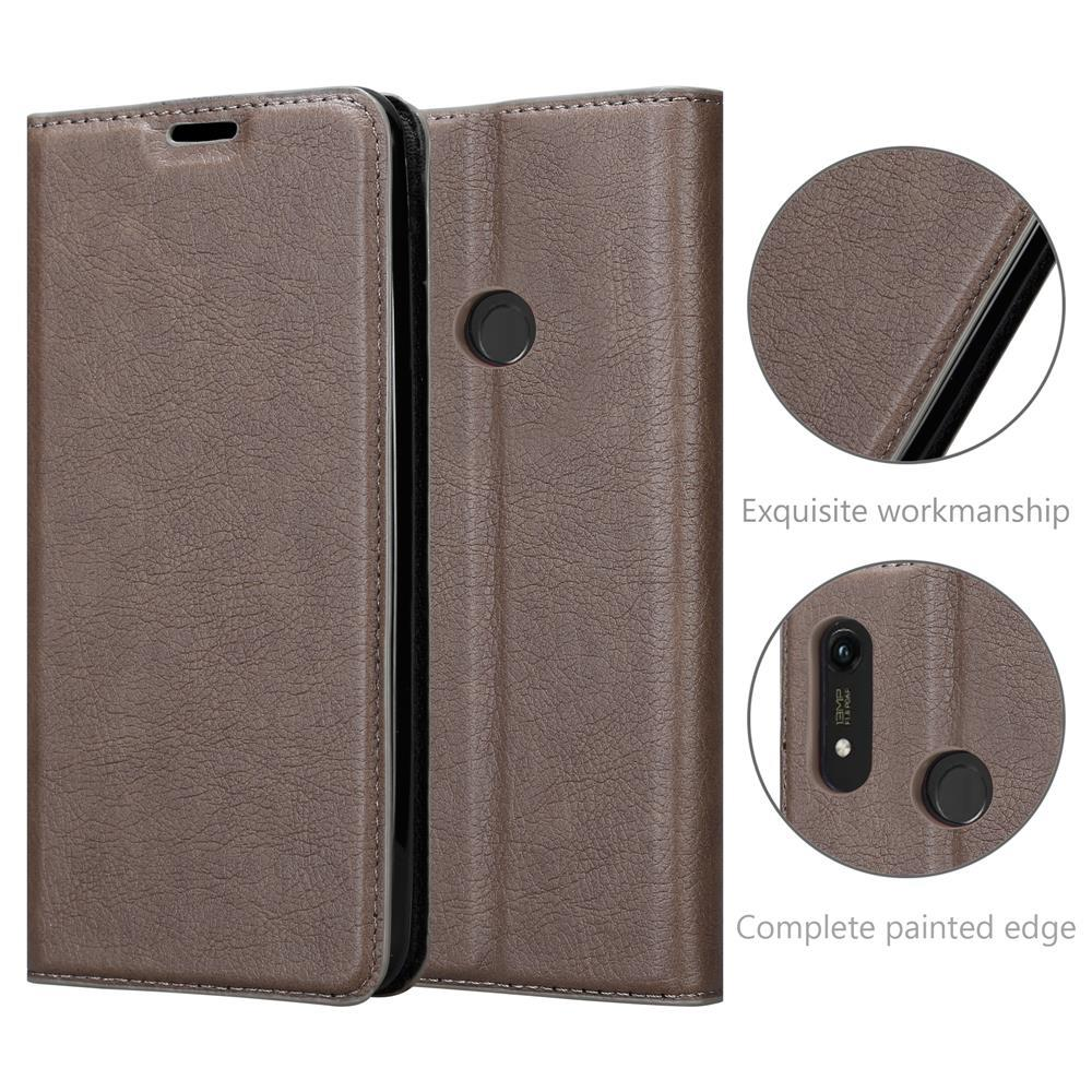 Braune Handyhülle, Telefon darin. Nahaufnahmen zeigen Nähte und Kameraranddetails.
