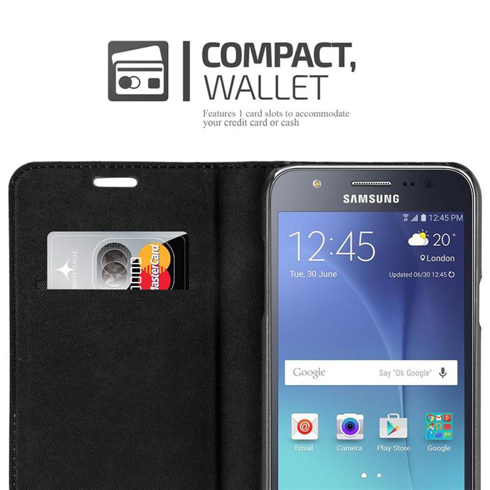 Ein Telefon in einer Brieftaschentasche mit Kartenfach. Der Bildschirm zeigt Zeit und Datum.