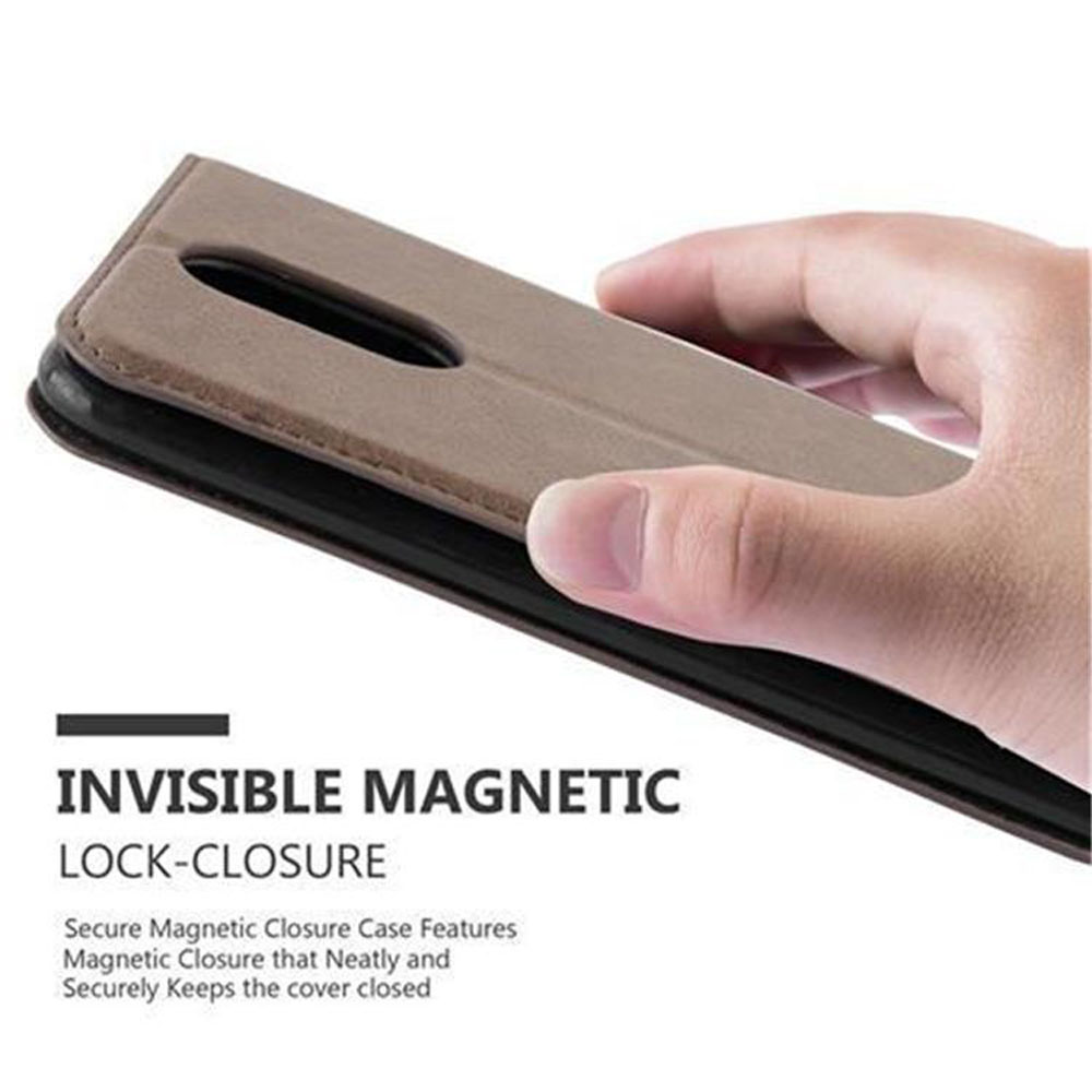 Hand hält eine Handyhülle. Text lautet: Invisible Magnetic Lock-Closure. Beige Hülle.
