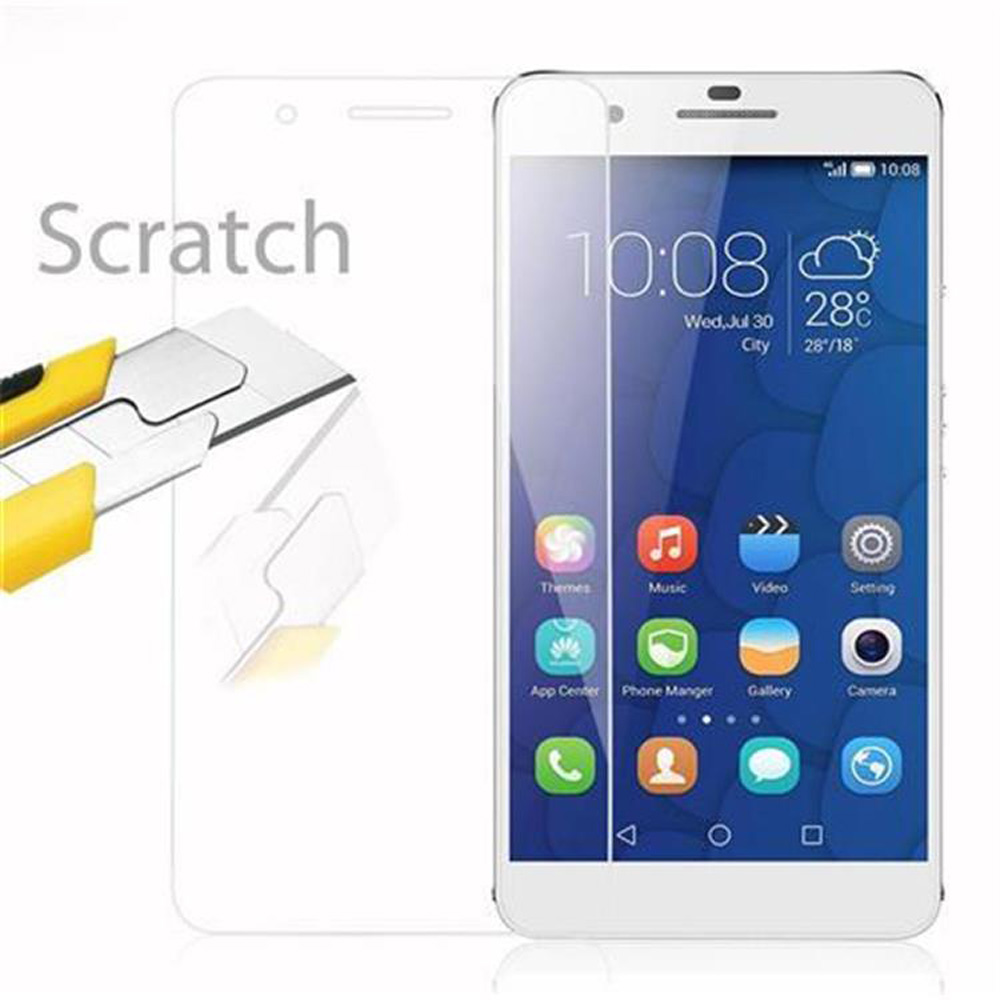 Uno schermo di smartphone con icone di app accanto a una protezione per lo schermo trasparente e un coltello.