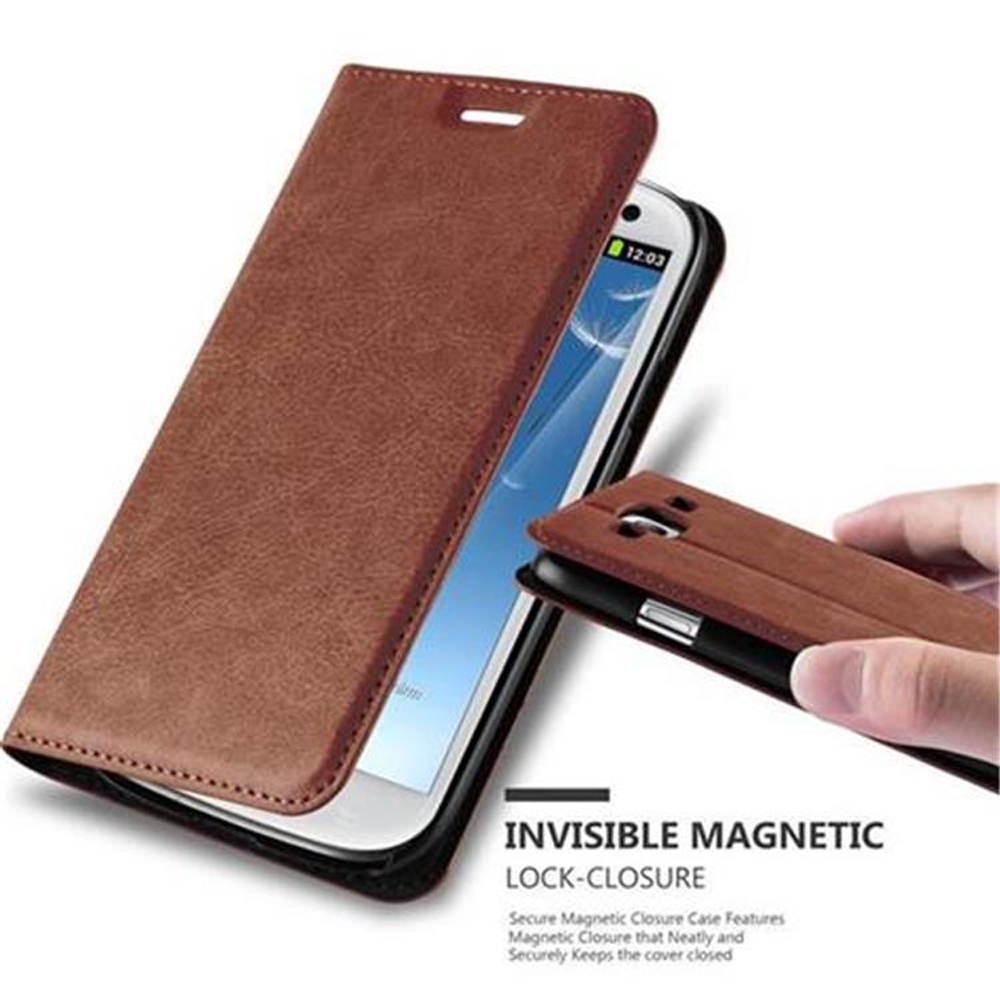 Funda marrón abierta con un teléfono dentro. El teléfono muestra la hora.