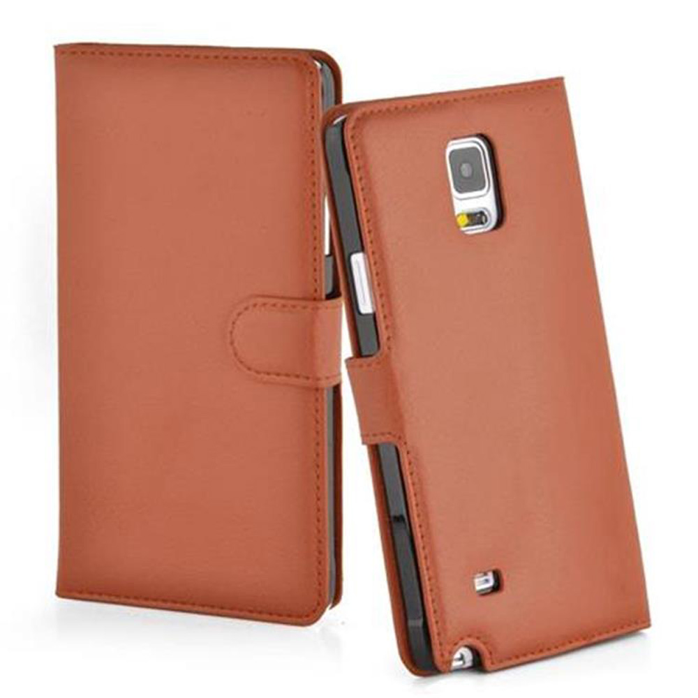 Zwei braune Leder-Handyhüllen. Eine geschlossen, die andere offen. Der Deckel hat einen Knopf.