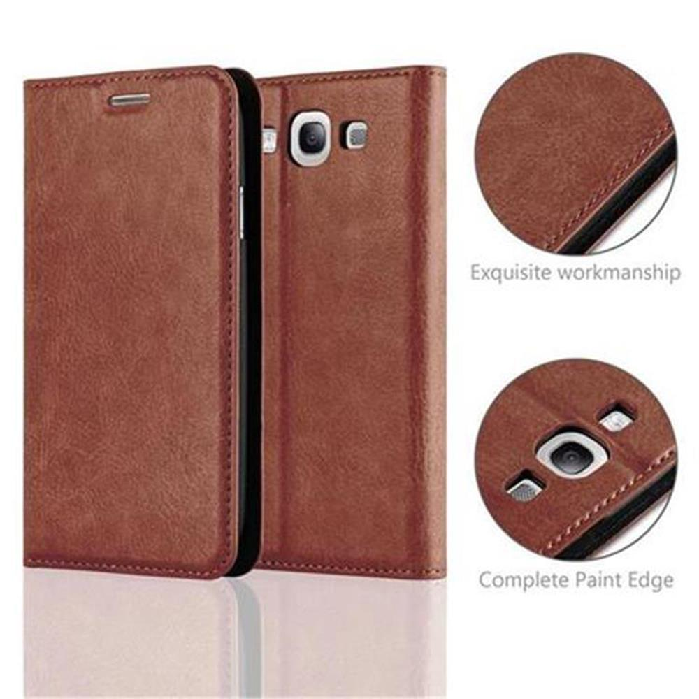 Funda de teléfono marrón abierta. Se muestran detalles de la funda. Texto de mano de obra exquisita.