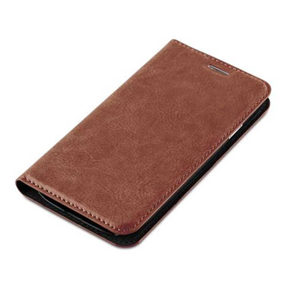 Funda de teléfono marrón. Cerrada sobre una superficie blanca.