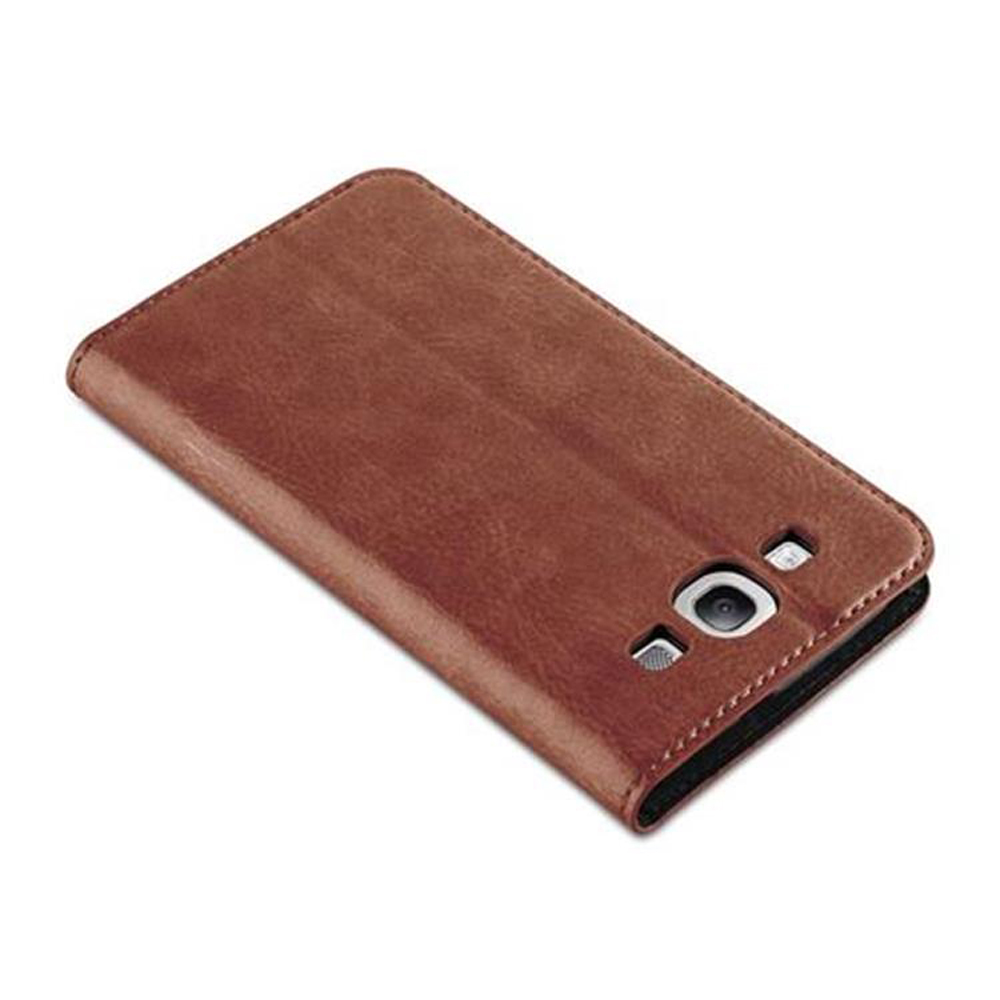Se muestra una funda marrón para teléfono. El teléfono está dentro de la funda.