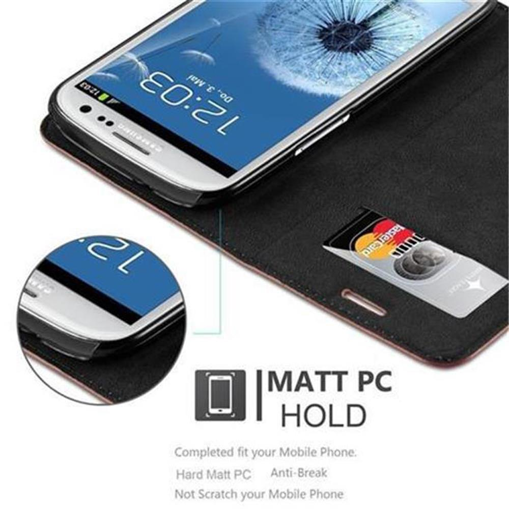 Un smartphone blanco en una funda negra con una tarjeta de crédito en una ranura.